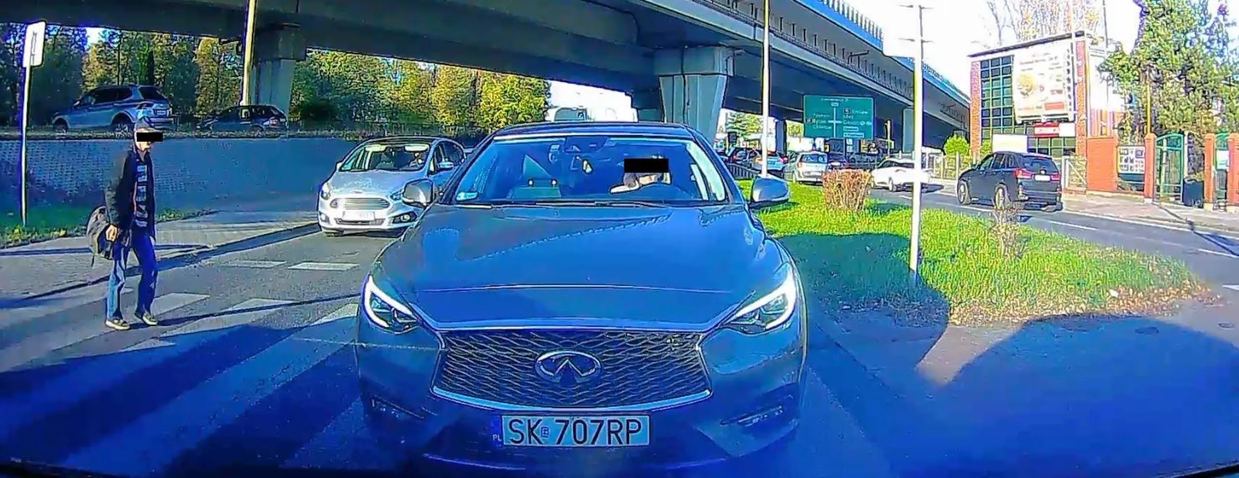 Mistrzynię kierownicy wszyscy piesi muszą omijać na przejściu.