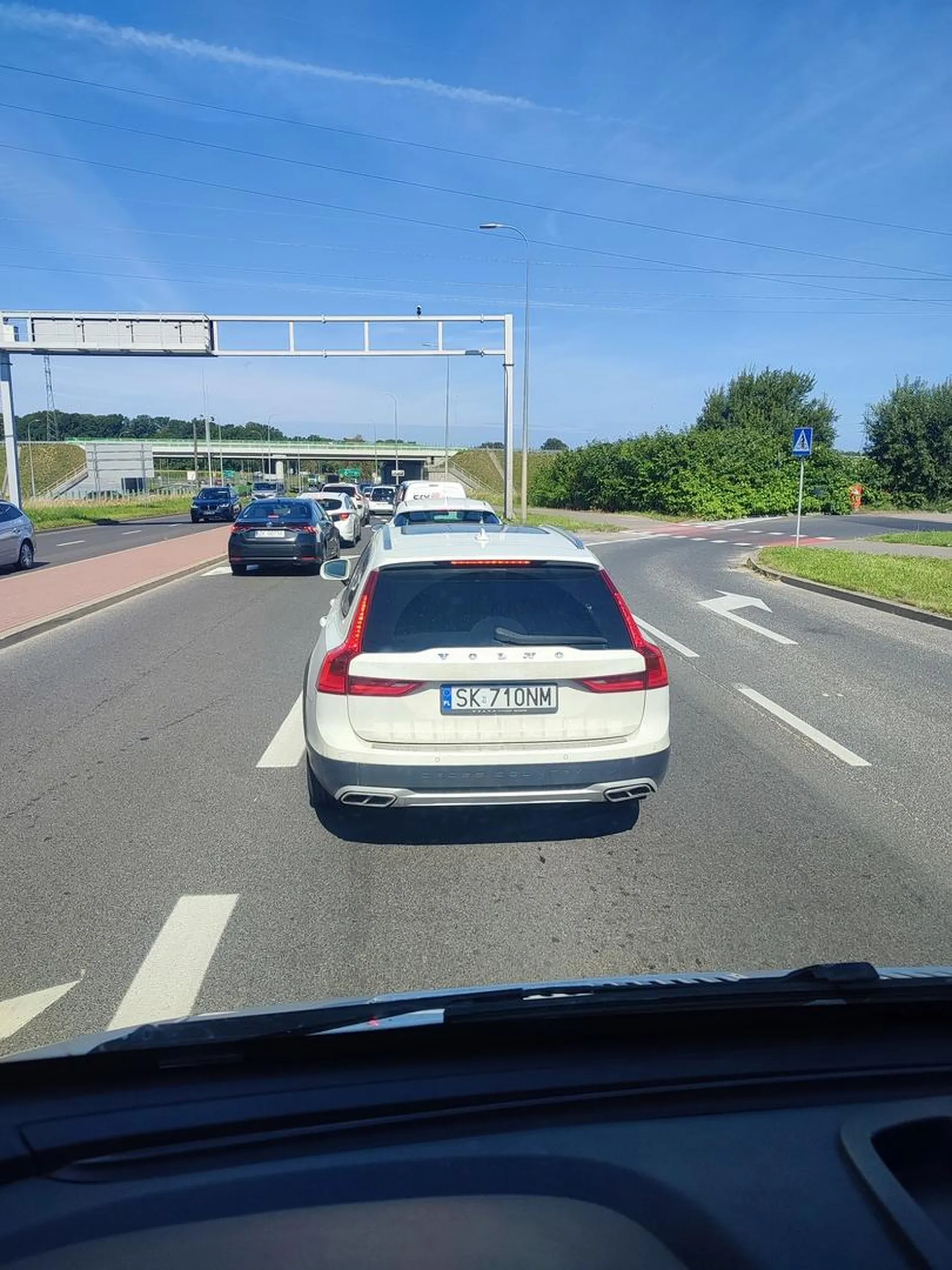 22.09.24 Koszalin. Jeżdżąc jako kierowca zawodowy nigdy nie byłem świadkiem żeby ktoś się tak chamsko wepchął na rondo, dosłownie na centymetry przede mną, typowy "pan dróg" co pojechał na wakacje i myśli że wszytko może. Aż żałuję że nie trafił na kogoś kto by chciał choćbyś dla ubezpieczenia w niego uderzyć, nawet nie musiał by się starać