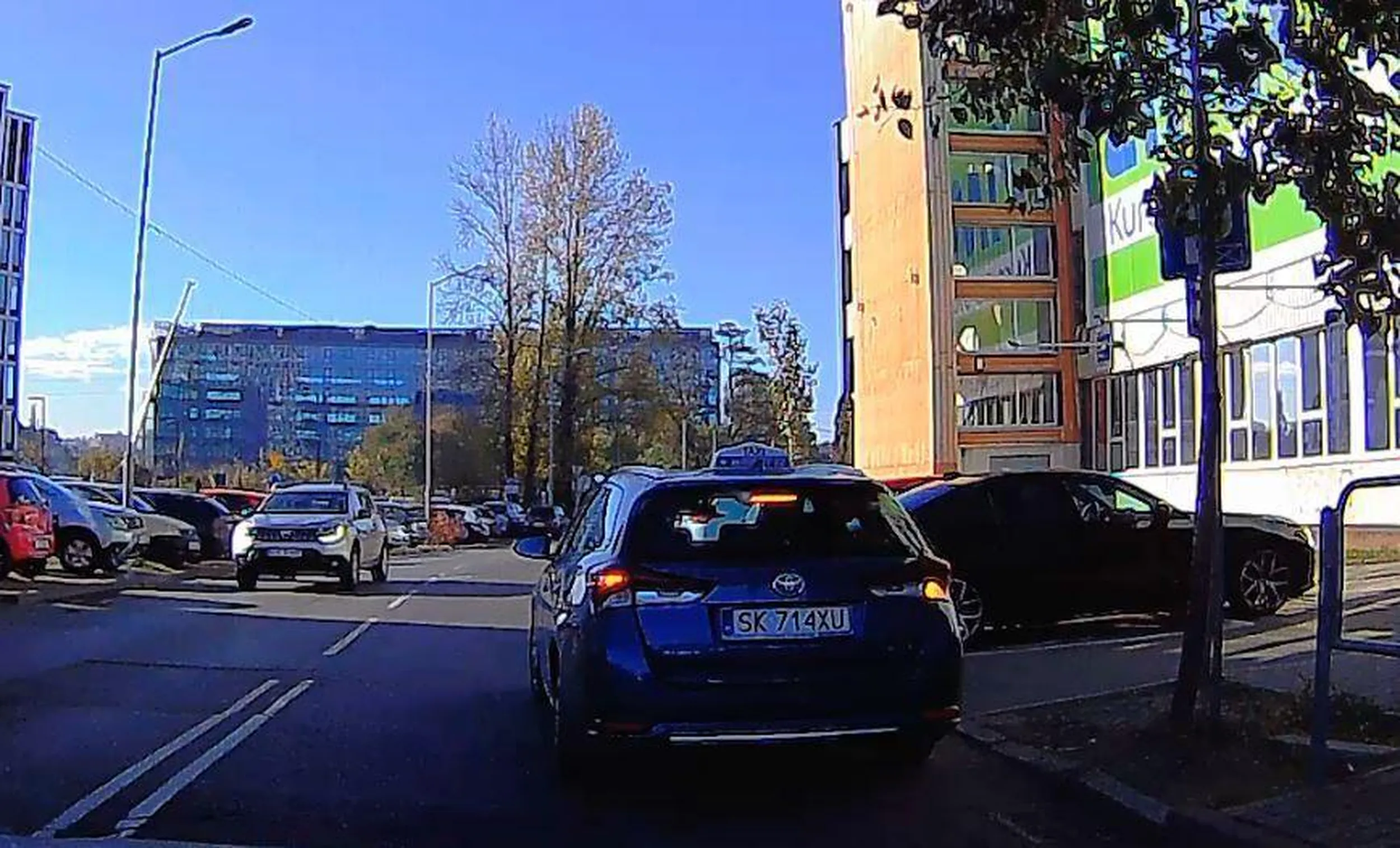 Złotówa udaje, że nie widzi znaków.