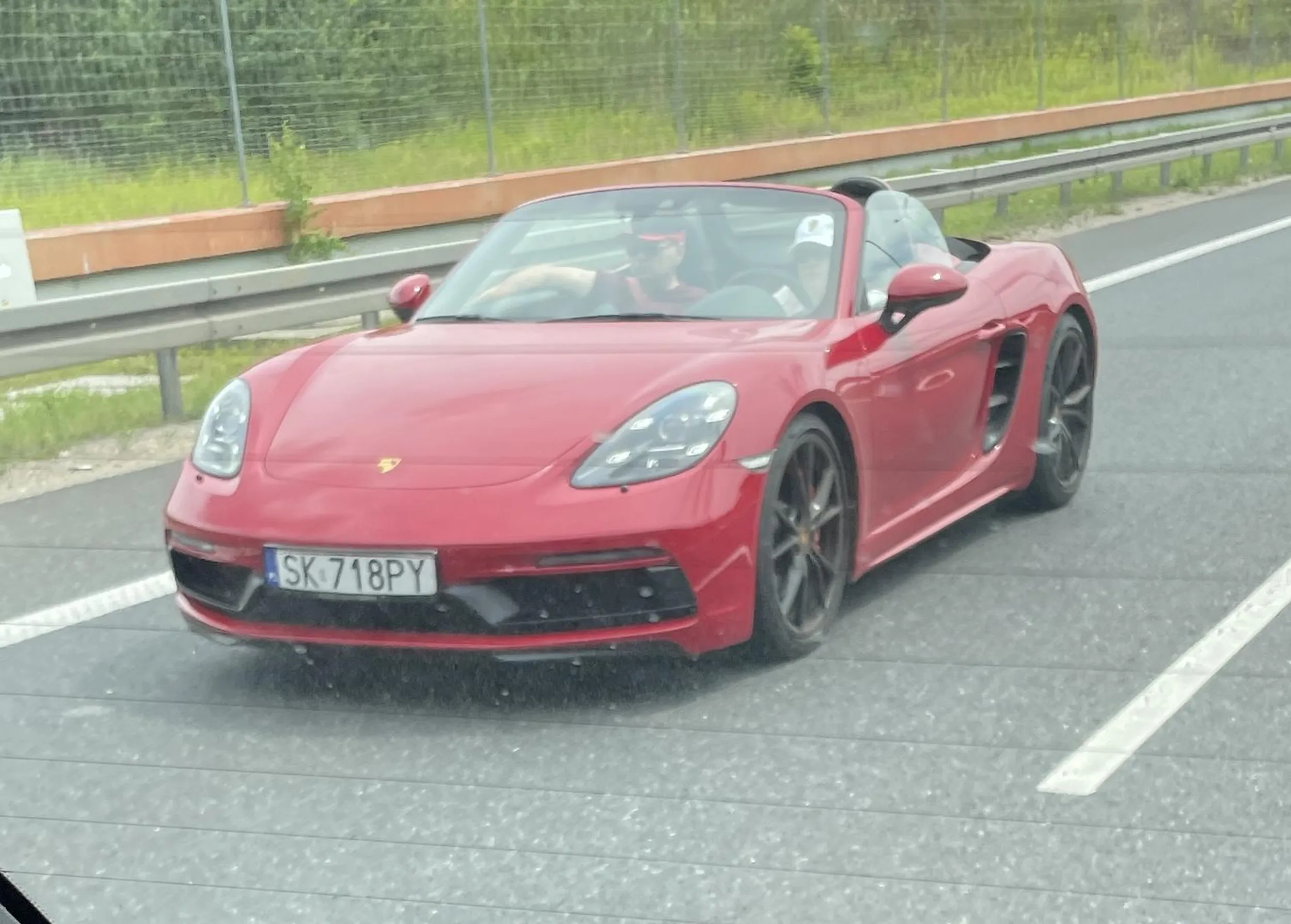 Chłop śmieci z kabrioleta i myśli, że jest Panem życia