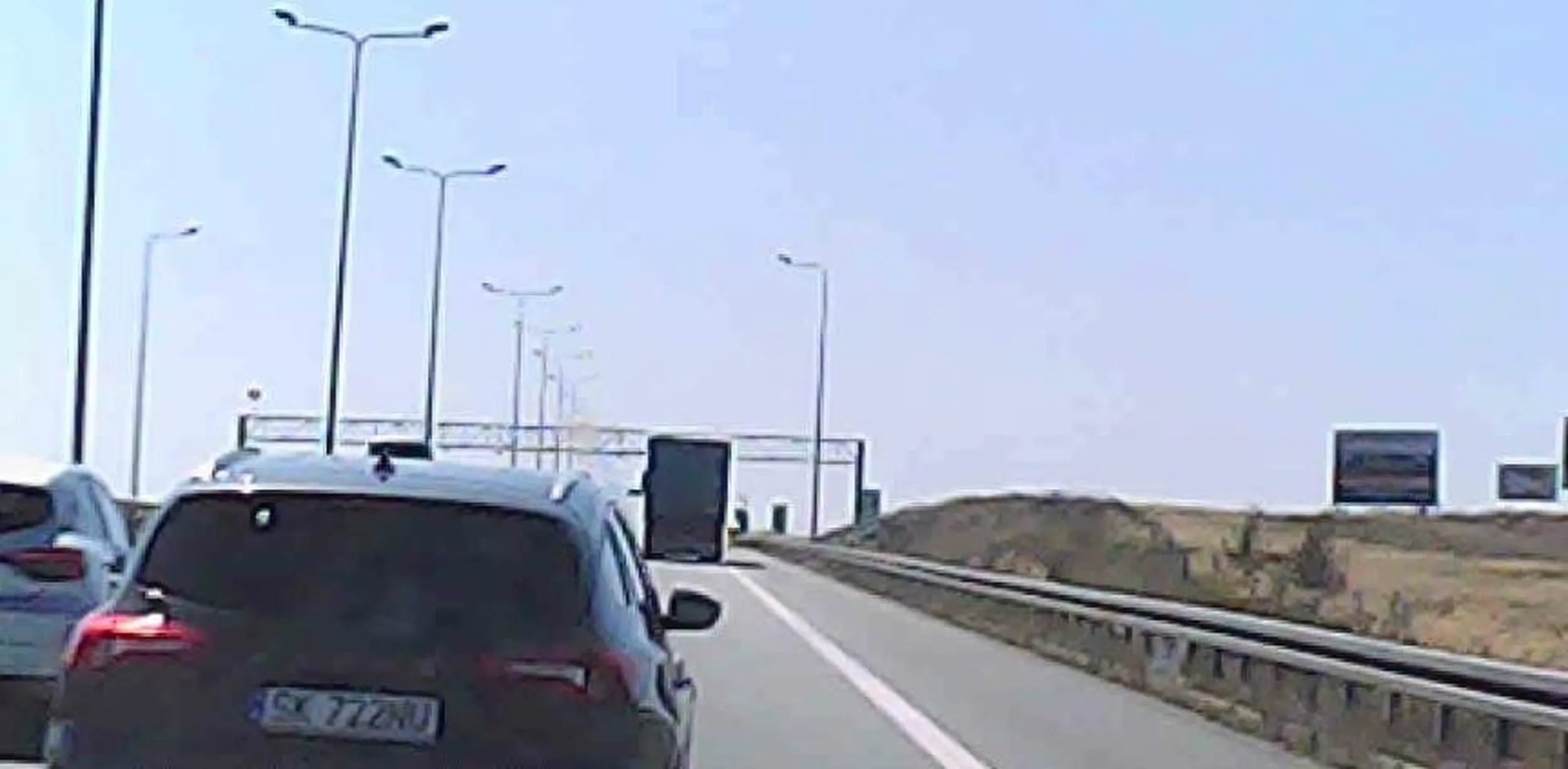 Kierowca samobójca. Wyprzedza prawym pasem, wciska się ludziom przed maską. Jedzie z rodziną, a stwarza zagrożenie w ruchu lądowym.