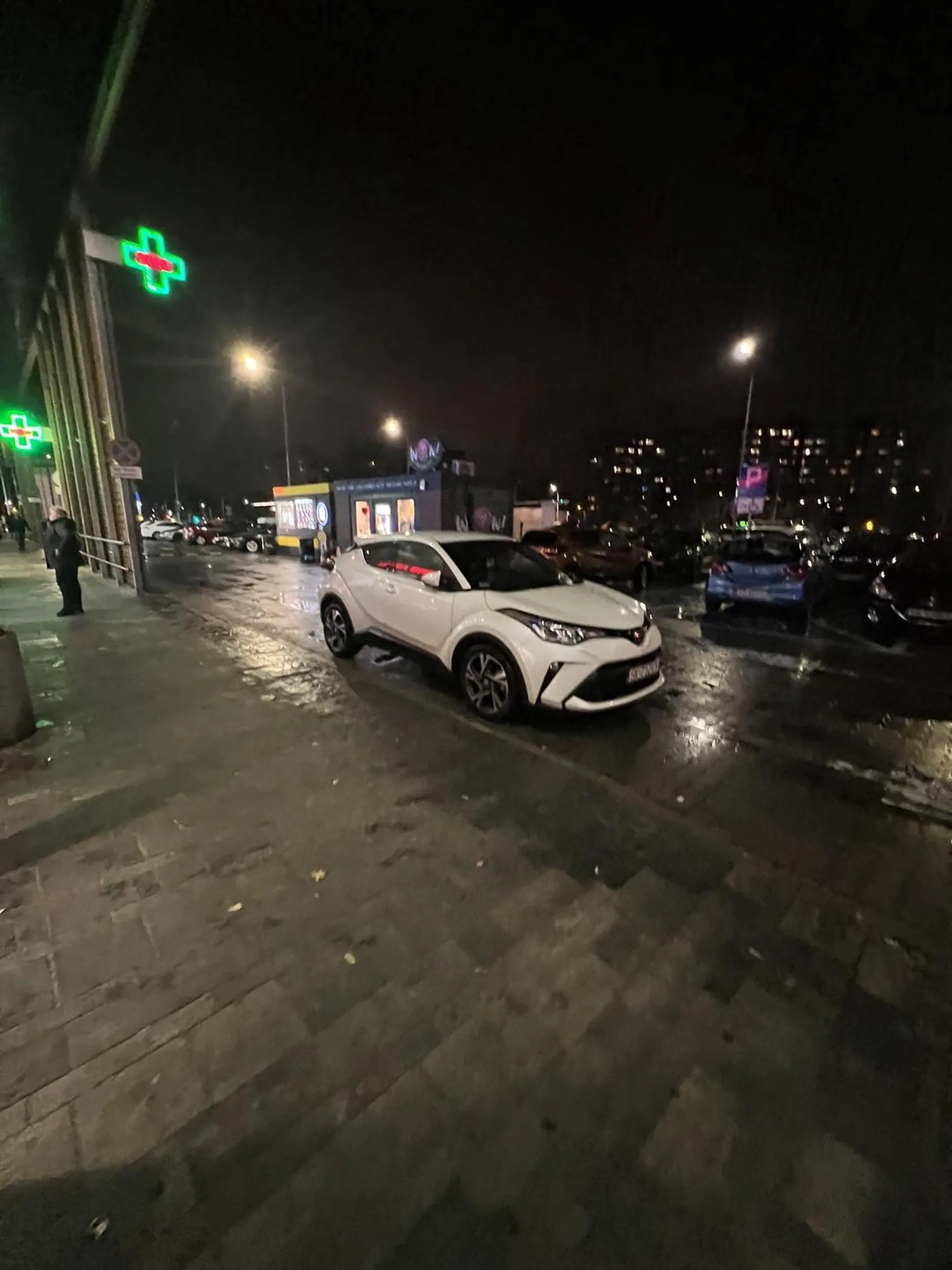 Fajnie tak na środku stawać, pójść sobie do sklepu a przy okazji w godzinach szczytu uprzykrzać życie innym kierowcom