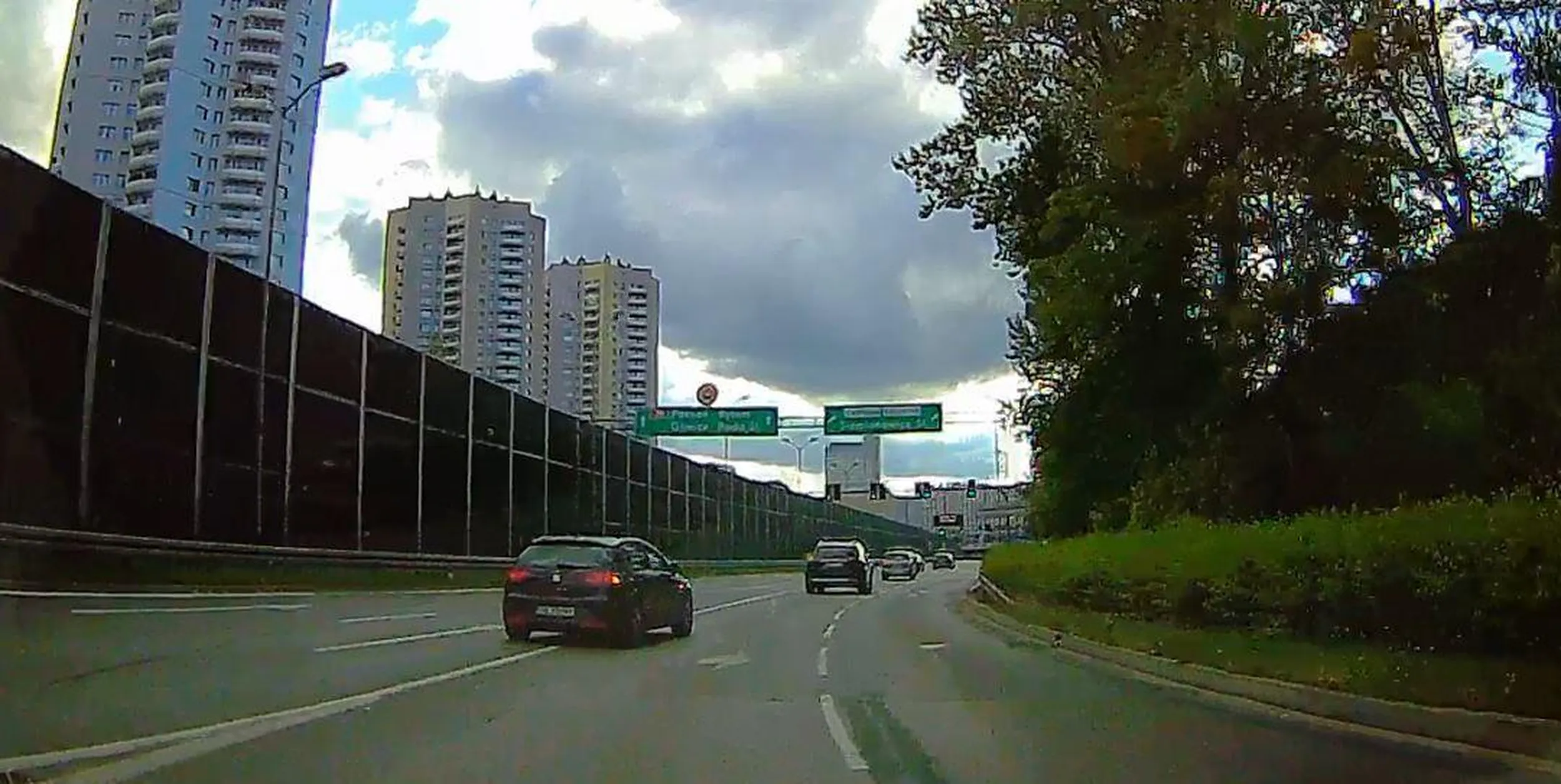 Agresywna baba (klakson wyzwala w niej rodzinnie zakorzenione instynkty) nie odróżnia powierzchni wyłączonej z ruchu i linii ciągłej od linii jednostronnie przekraczalnej i radośnie wbija się przed maskę. Kiedyś tak zrobisz jakiemuś zestawowi i ten już może nie zdąży wyhamować.