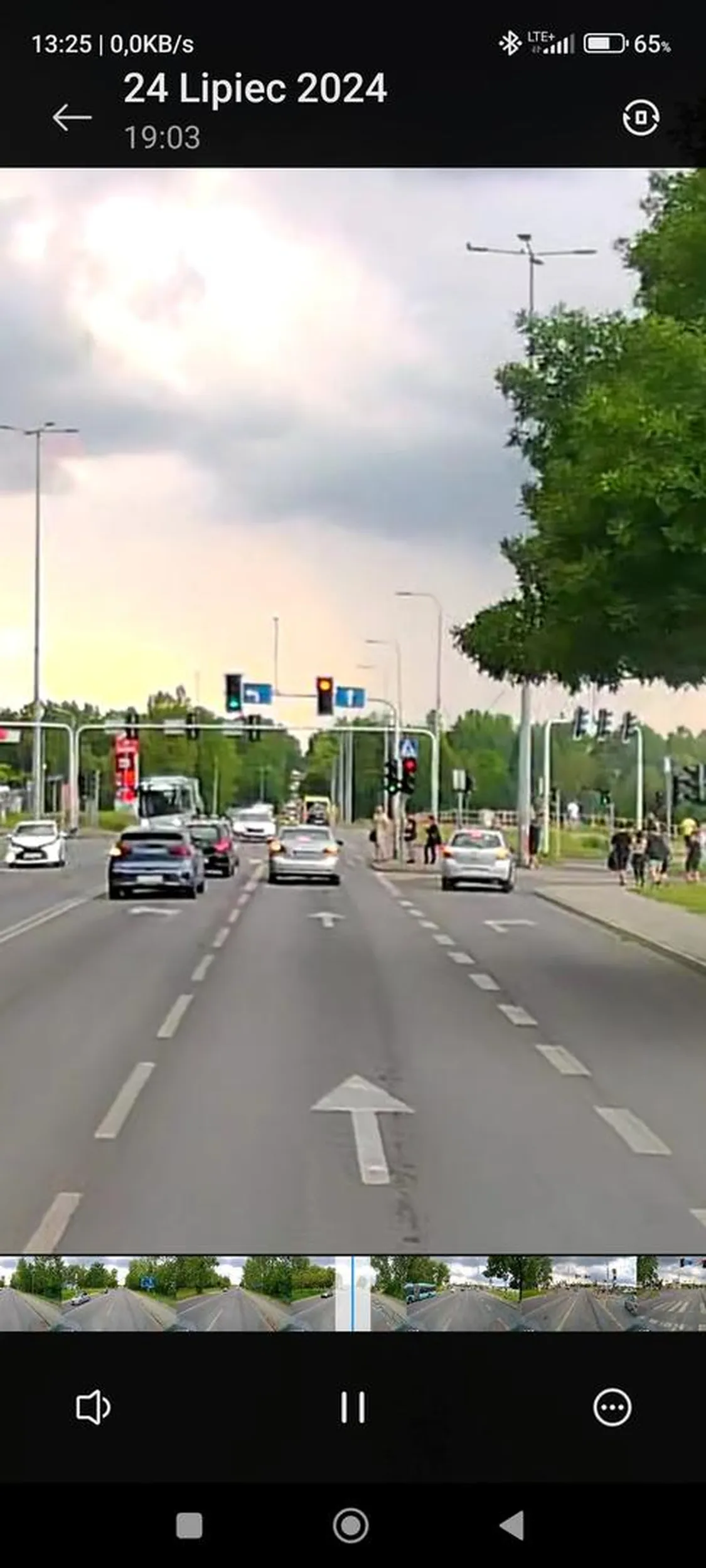 nie polecam tej taksówki nikomu gość z tej toyoty nie ma kompletnie mózgu albo jest daltonistą na pojechał na czerwonym bez zastanowienia się nawet przez chwile