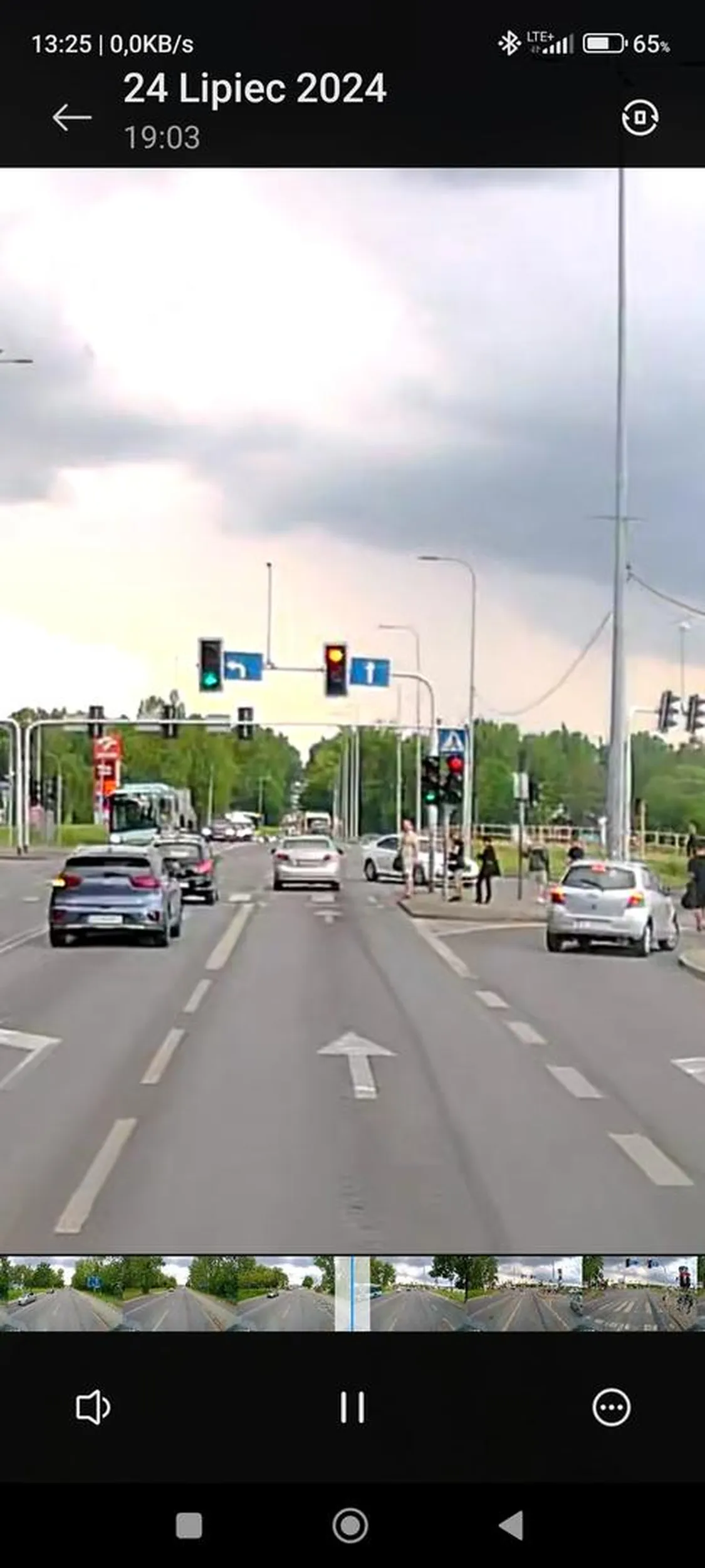 nie polecam tej taksówki nikomu gość z tej toyoty nie ma kompletnie mózgu albo jest daltonistą na pojechał na czerwonym bez zastanowienia się nawet przez chwile