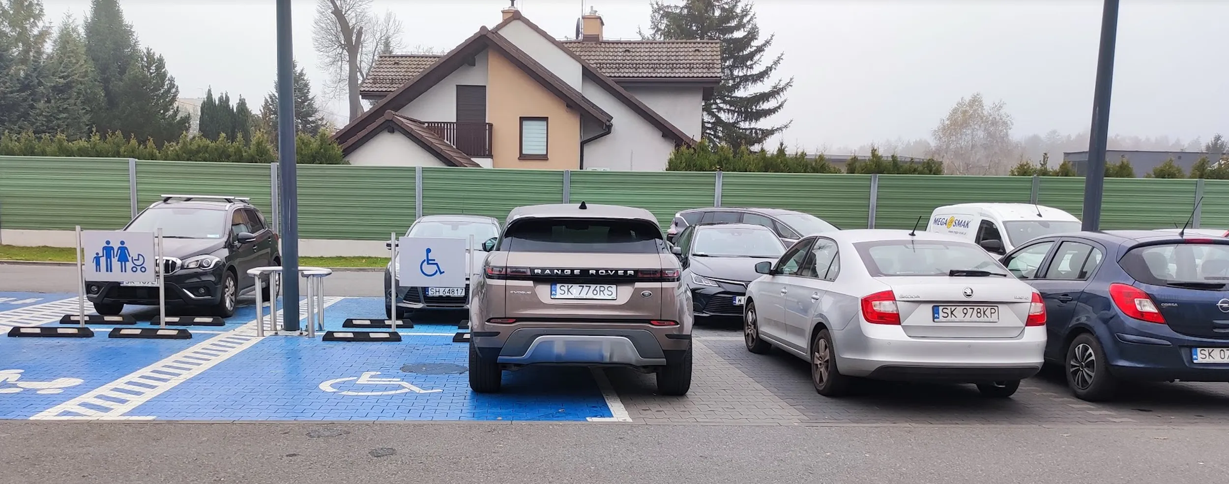 Pani w średnim wieku tak zaparkowała pod Lidlem. Nie dość, że zajmuje miejsce dla niepełnosprawnych to jeszcze blokuje przejście prowadzące do miejsca z tyłu. Pani na moją uwagę, że zajmuje miejsce dla niepełnosprawnych odpowiedziała jedynie "a co Cię to obchodzi".