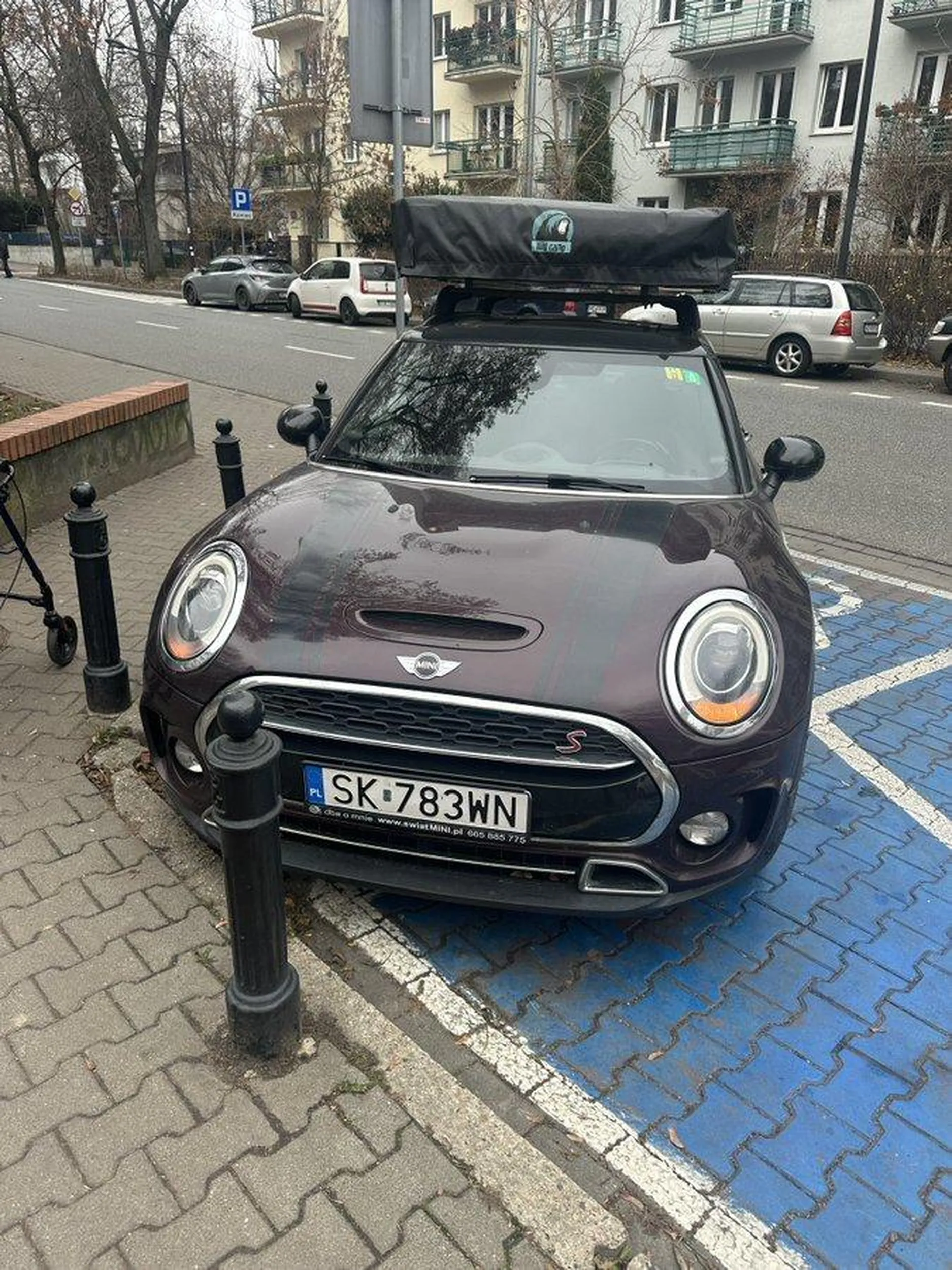 Stoi na awaryjnych na kopercie. Bez niebieskiej karty. Obyś wylądował w wózku i zobaczył jak to jest jak zajmują ci miejsce na chwilę.