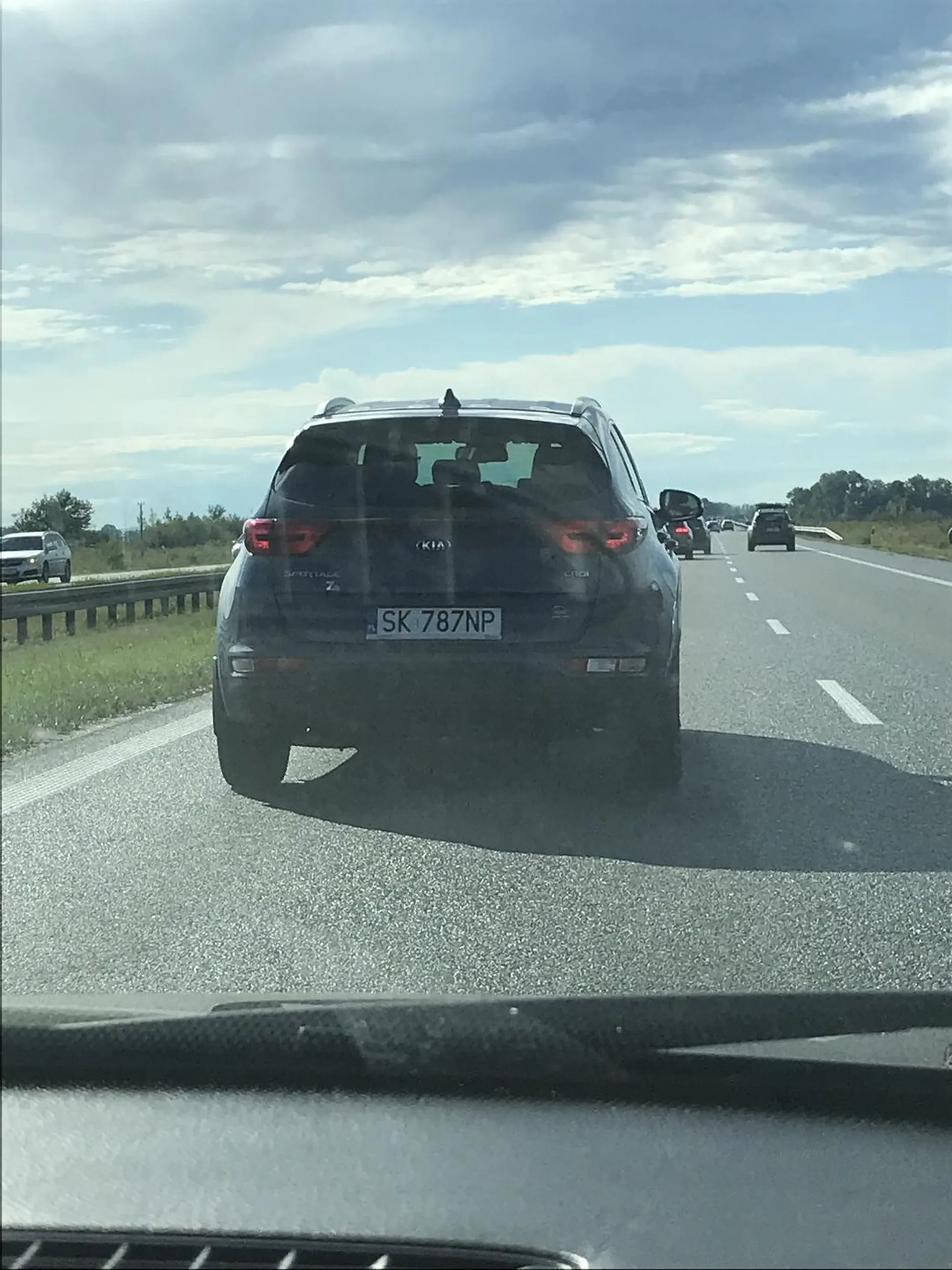 Świeci długimi, bo chce wyprzedzić na ekspresówce, po czym zajeżdża drogę i hamuje przed maską