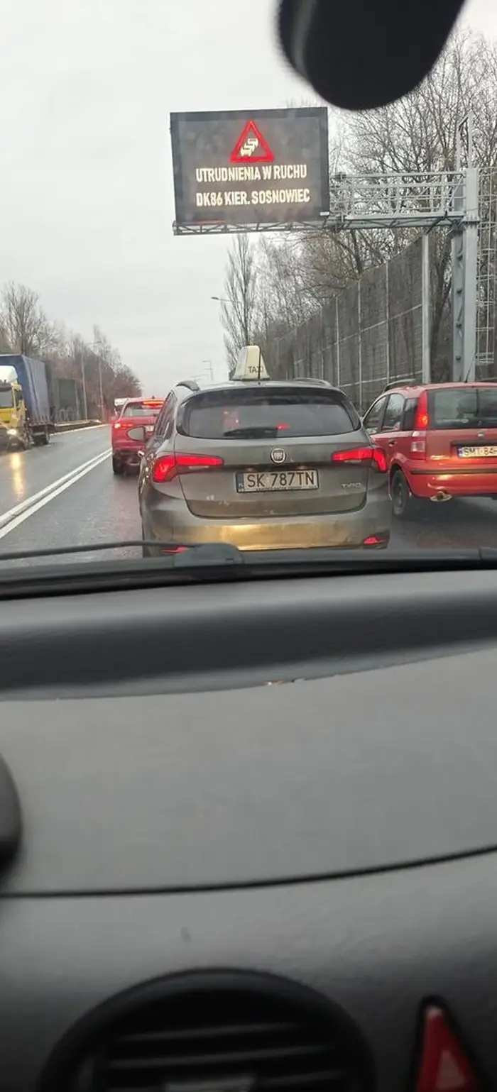 Ten kretyn jeździ na taxi,na free now. Wozi ludzi, rozpycha się,stwarza niebezpieczeństwo.ywaga na kretyna