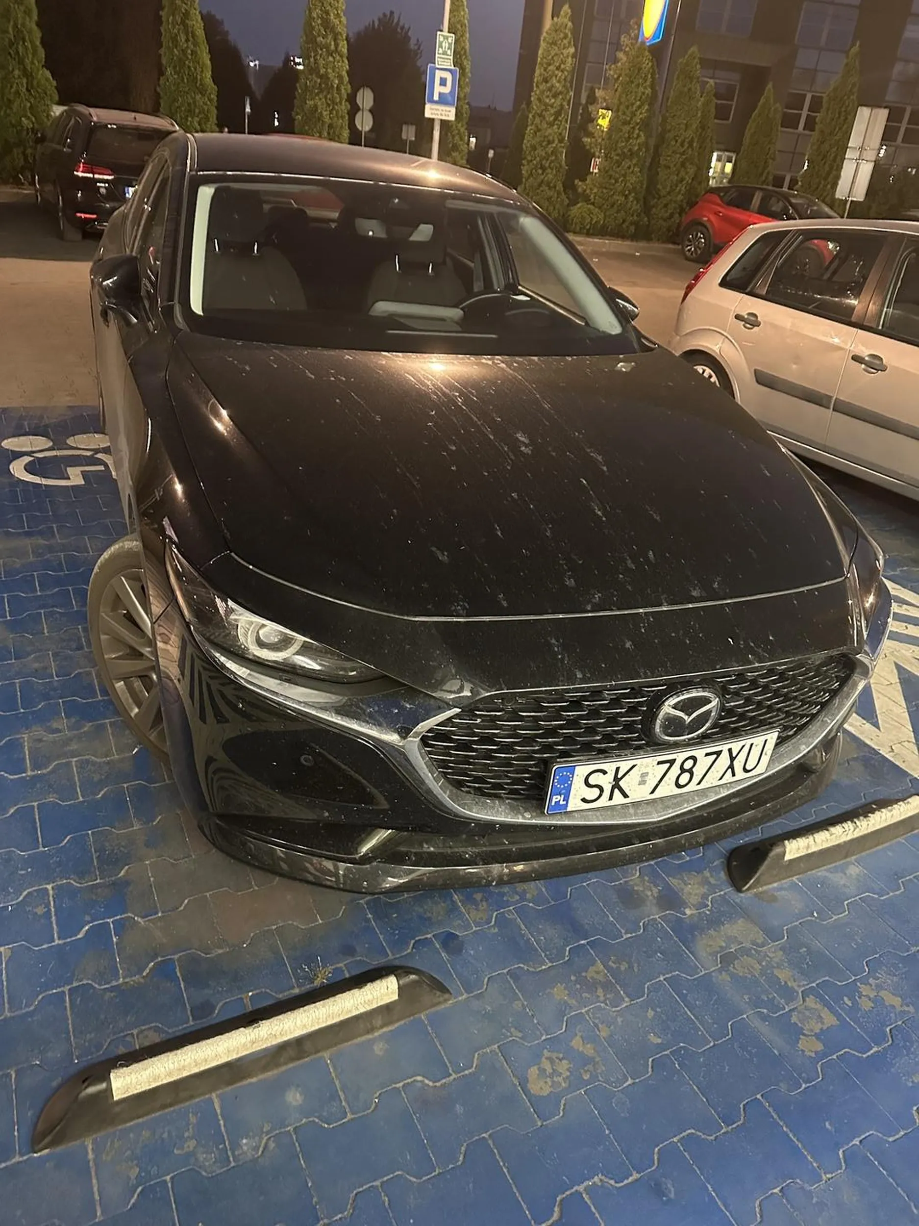 Gość stanął na miejscu dla rodzin z dziećmi gdzie przyjechał sam po zwróceniu uwagi że ktoś inny może potrzebować tego miejsca stanął i spojrzał jakbym po chińsku mówił oczywiście nic do delikwenta nie dotarło po czym stwierdził że zgłosi mnie na policję bóg wie za co i zaczął mnie wyzywać zacznij się leczyć mistrzu i naucz parkować