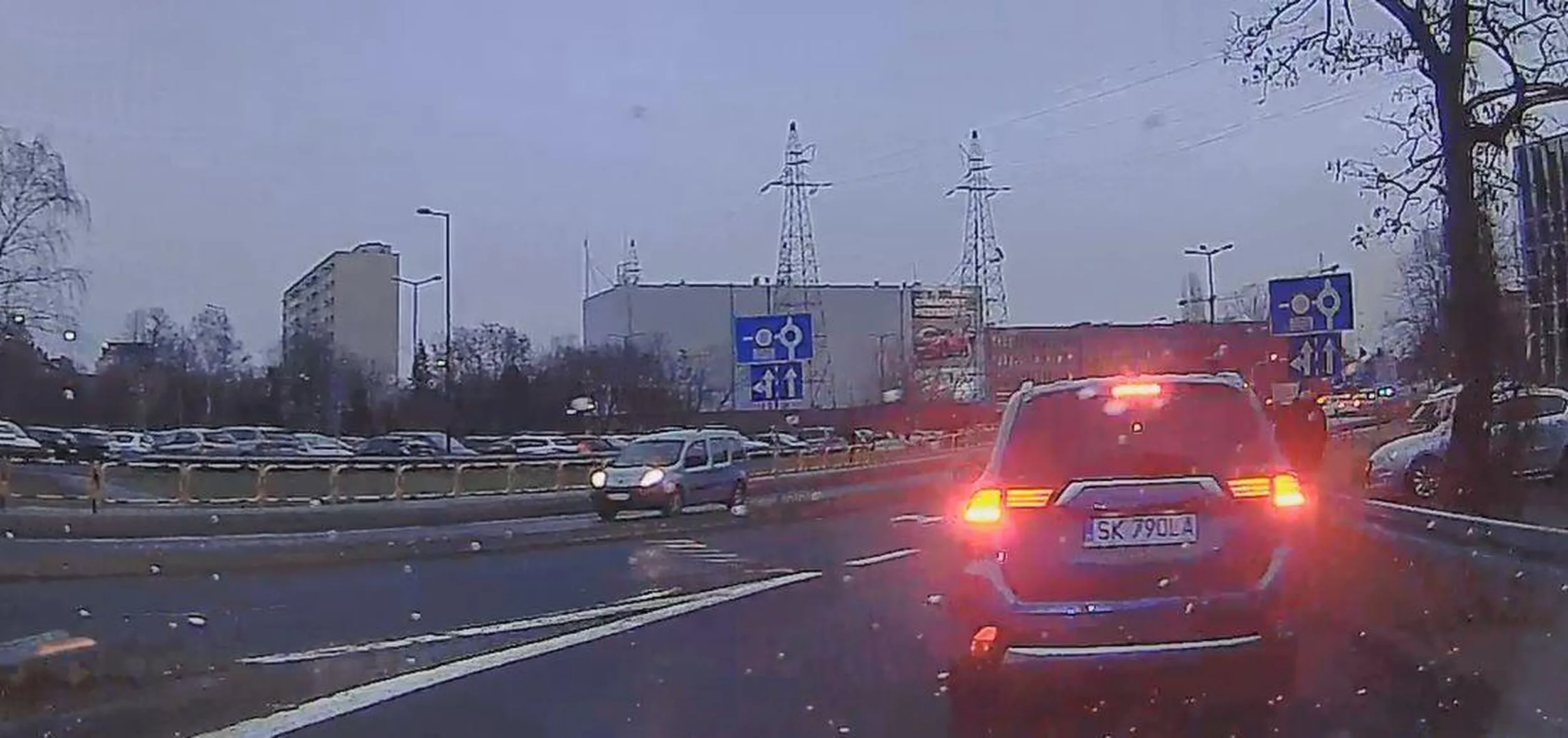 Matoł zatrzymał się pośrodku skrzyżowania i na pasie zjazdowym z autostrady A4, żeby wziąć pasażera czekającego na niego na tejże jezdni pod Komenda Wojewódzką Policji w Katowicach. Prawko do utylizacji.