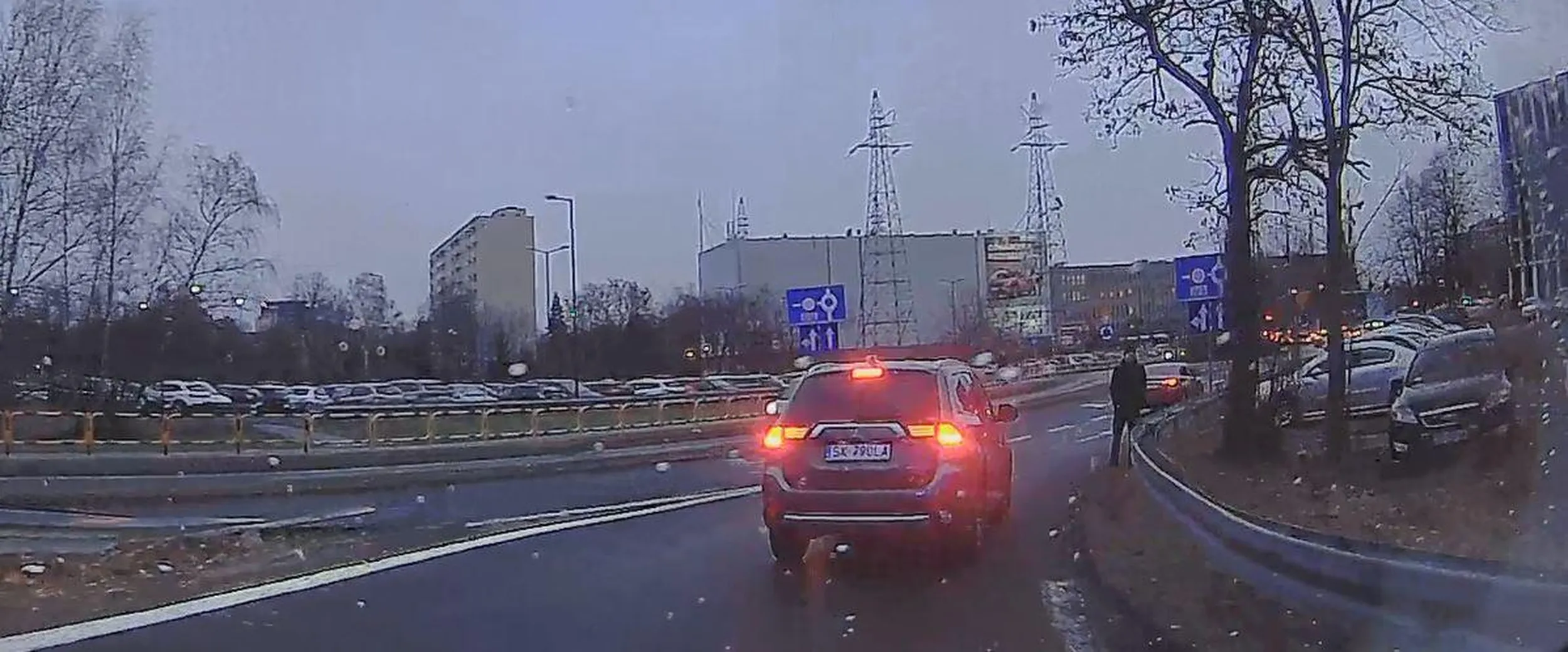 Matoł zatrzymał się pośrodku skrzyżowania i na pasie zjazdowym z autostrady A4, żeby wziąć pasażera czekającego na niego na tejże jezdni pod Komenda Wojewódzką Policji w Katowicach. Prawko do utylizacji.
