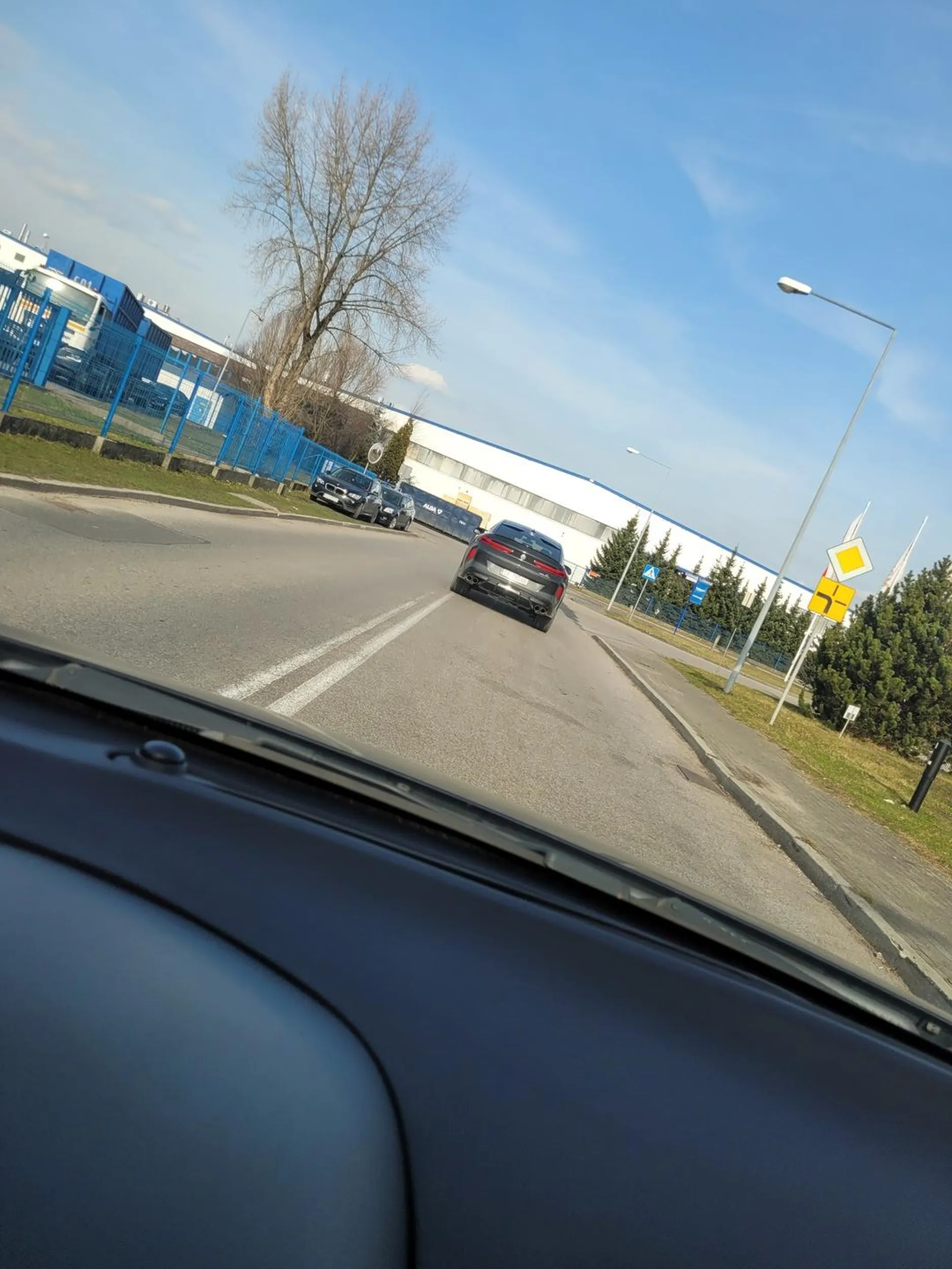 Zero kultury auto za gruba kasę a jedzie droga przez zorska strefę (mokate) i przez okno śmieci papierki z  samochodu wyrzuca