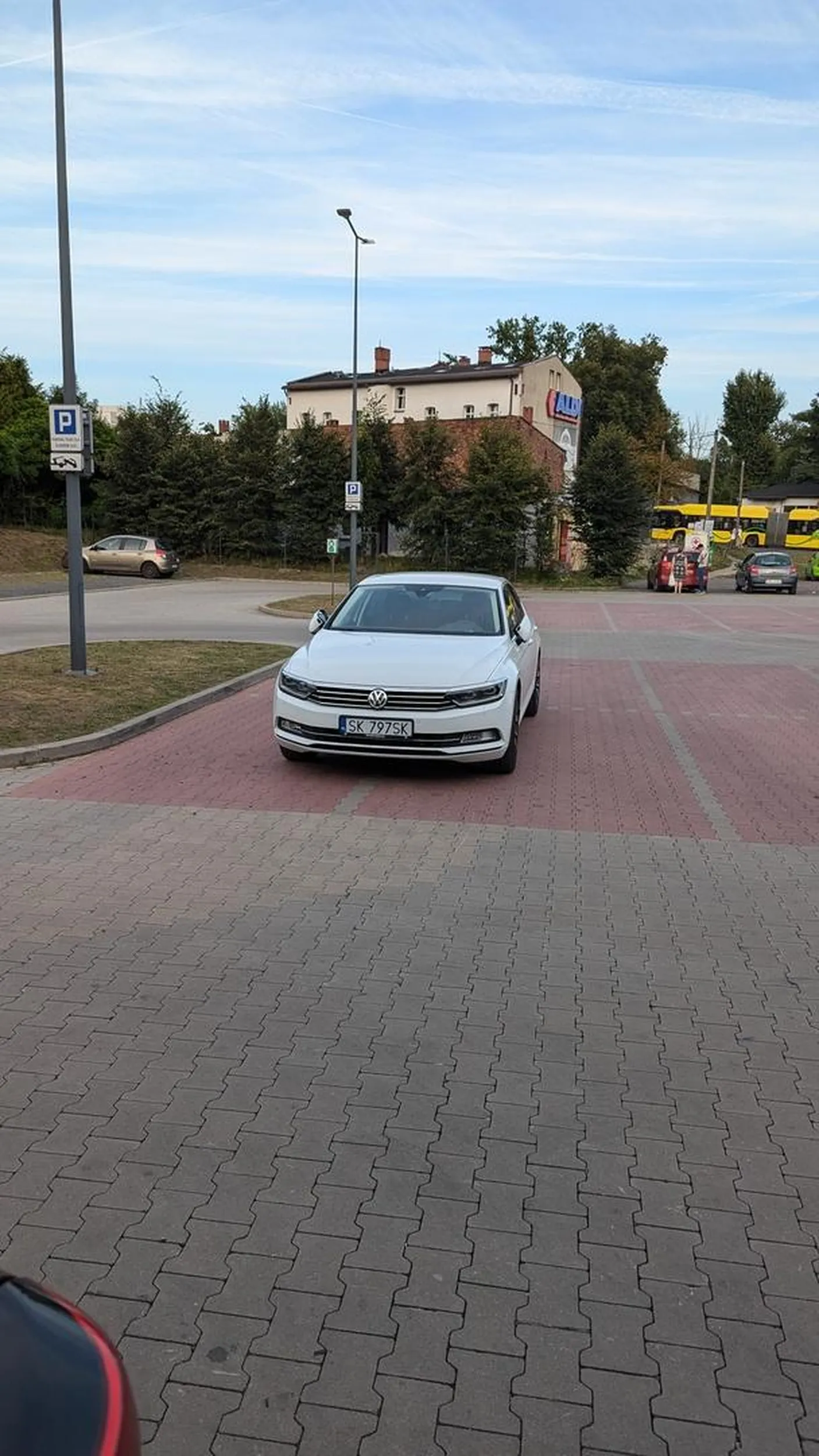 Pan nie daje rady na pustym parkingu:)