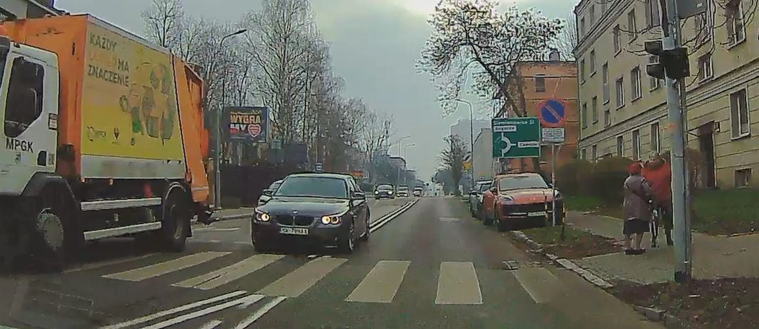 Ta stara beema ma takie luzy w układzie kierowniczym jak Ursus czy po prostu NIE POTRAFISZ zmieścić się na swoim pasie i trzeba by było pójść ponownie na kurs nauki jazdy? xD