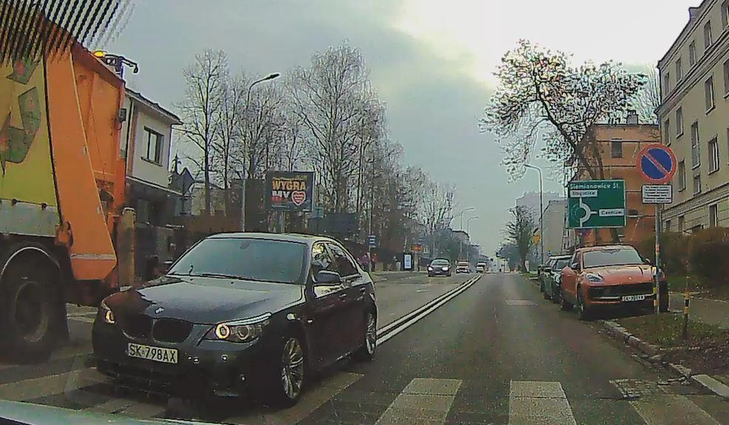 Ta stara beema ma takie luzy w układzie kierowniczym jak Ursus czy po prostu NIE POTRAFISZ zmieścić się na swoim pasie i trzeba by było pójść ponownie na kurs nauki jazdy? xD