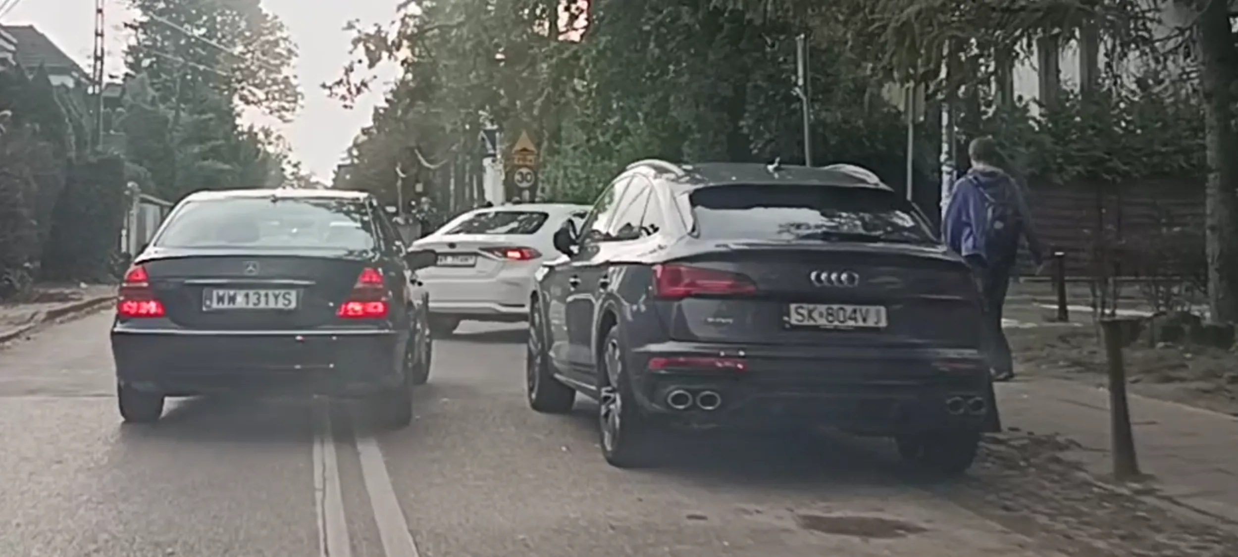 Patologia zaparkowała w Warszawie na ul. Solipskiej przy samym skrzyżowaniu i stwarza zagrożenia w ruchu.