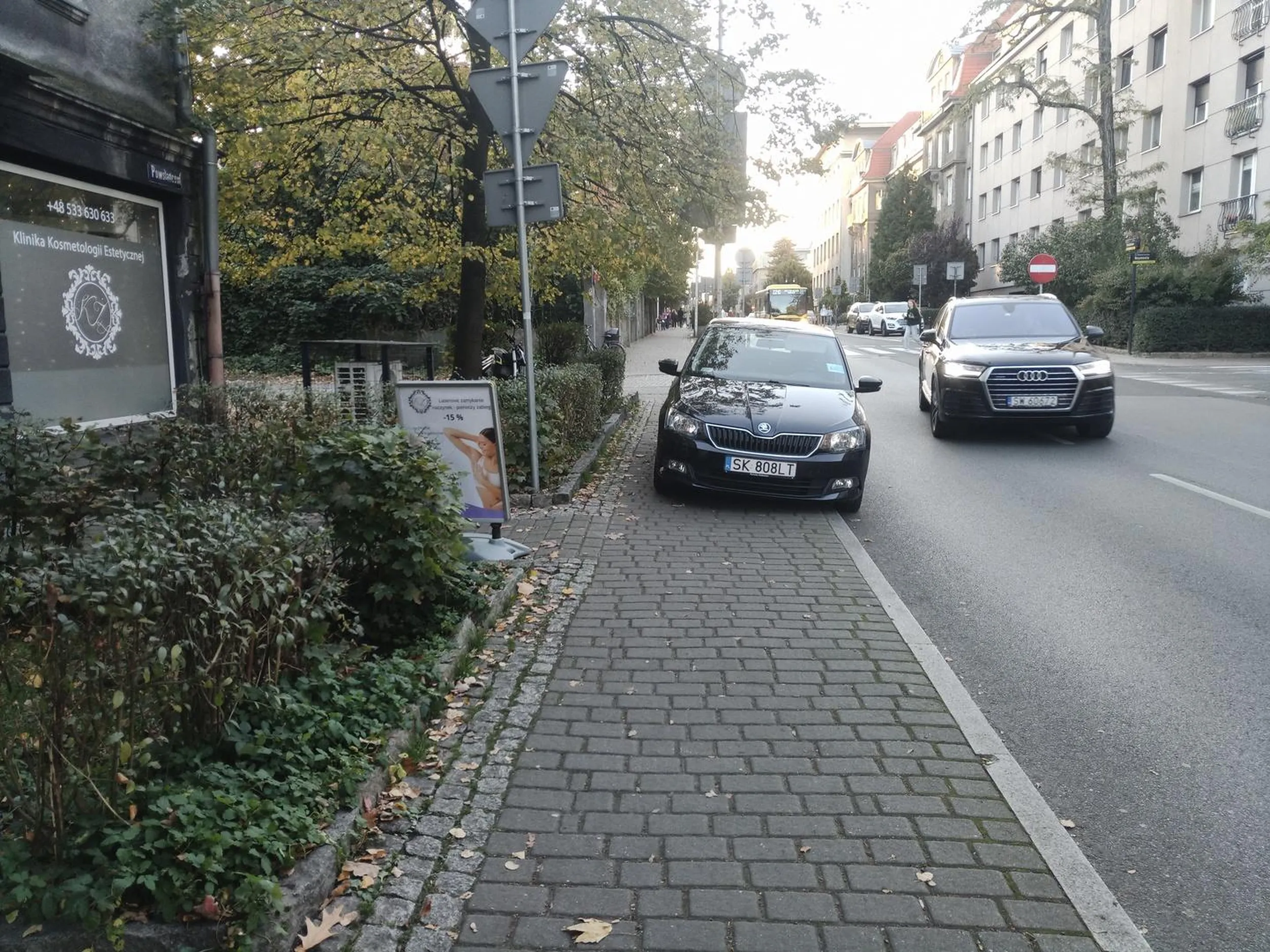 Trzeba było już od razu stanąć wszystkimi kołami na chodniku, po co się ograniczać.