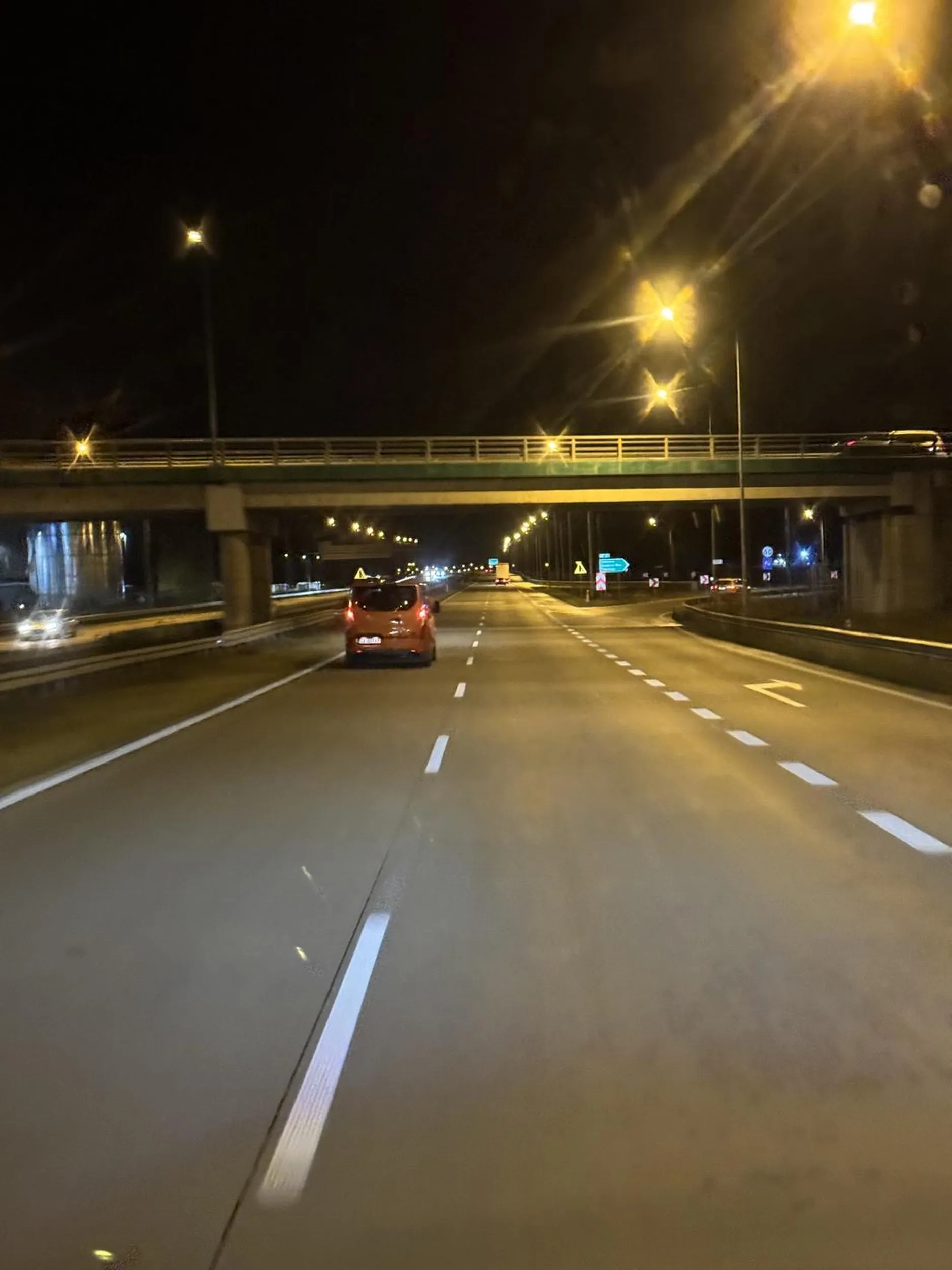 Mistrz lewego pasa, który dojeżdża do samego zderzaka. Typowy buraczek