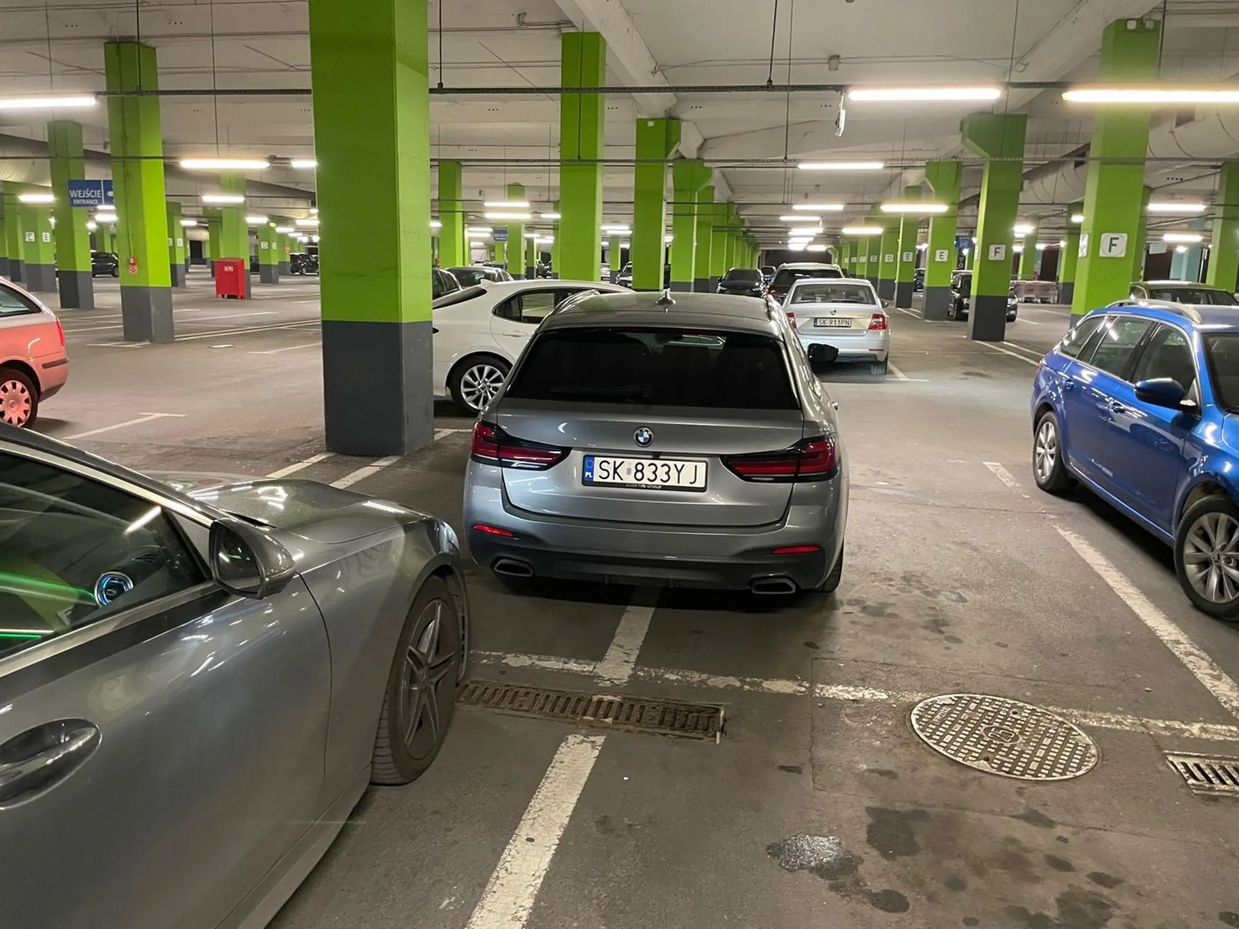 Dwa miejsca zajęte, przód wystaje, jest git!