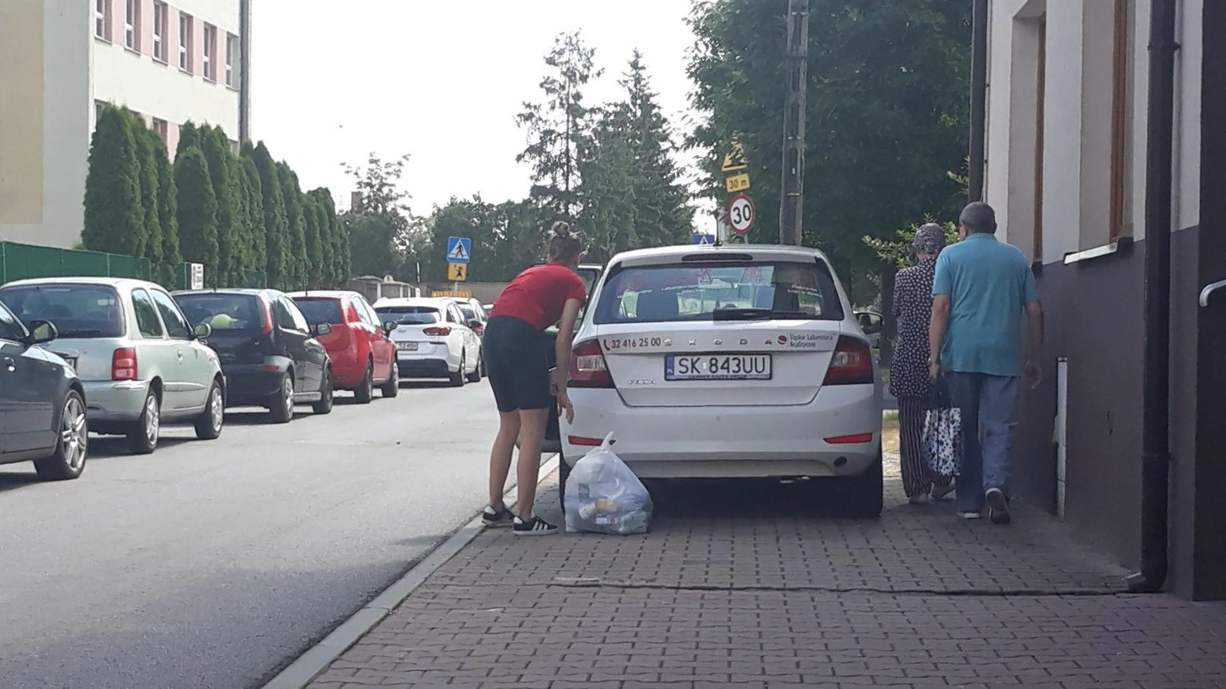Wariatka za kierownicą, mało brakowało do potrącenia pieszego na pasach, jeszcze dodała gazu. Jazda po chodniku, parkowanie na chodniku, na zakazie zatrzymywania się.