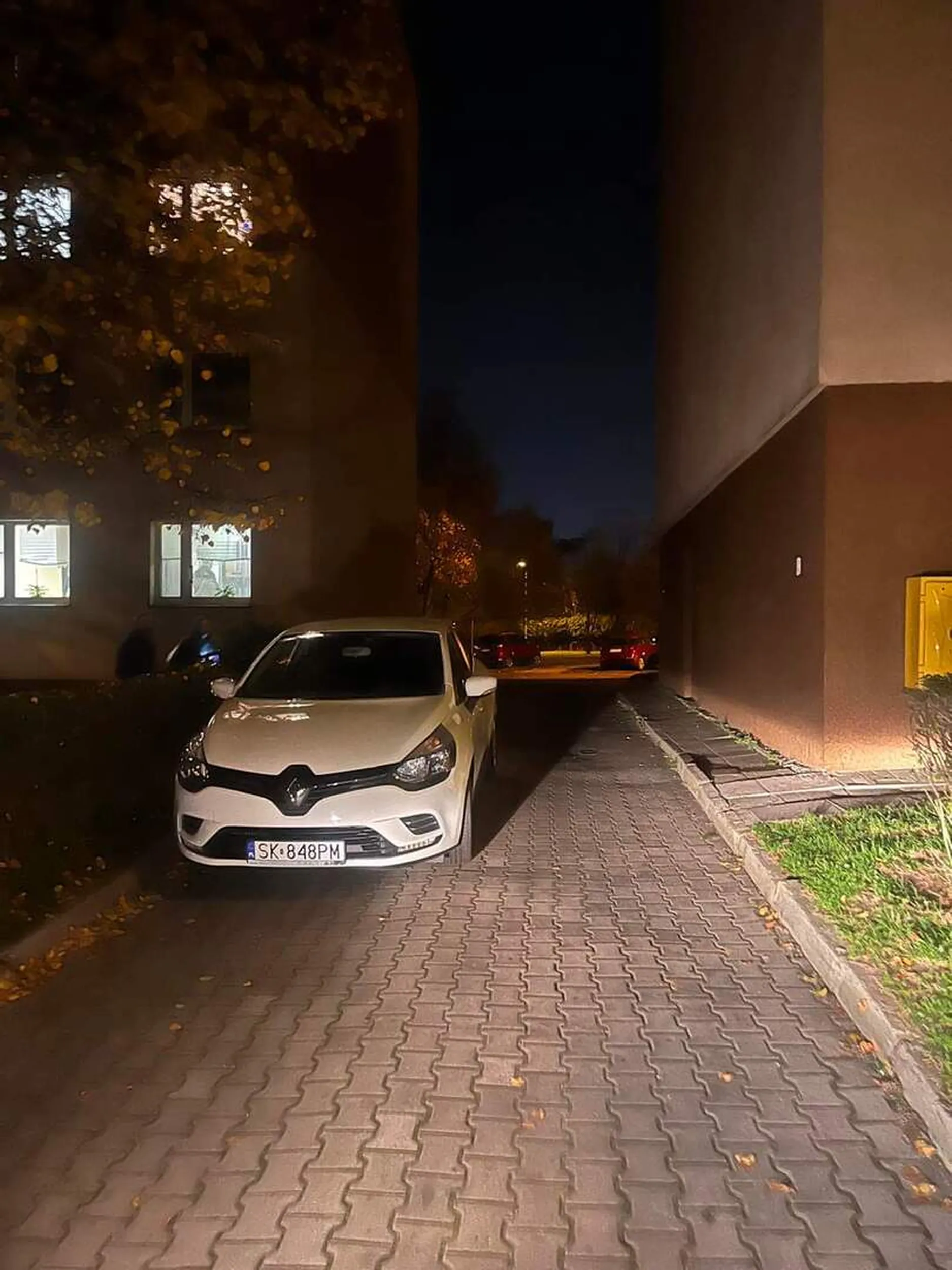 Pojazd pozostawiony na wąskiej drodze przejazdowej pomiędzy osiedlowymi blokami. Brawa dla tego mistrza kierownicy!