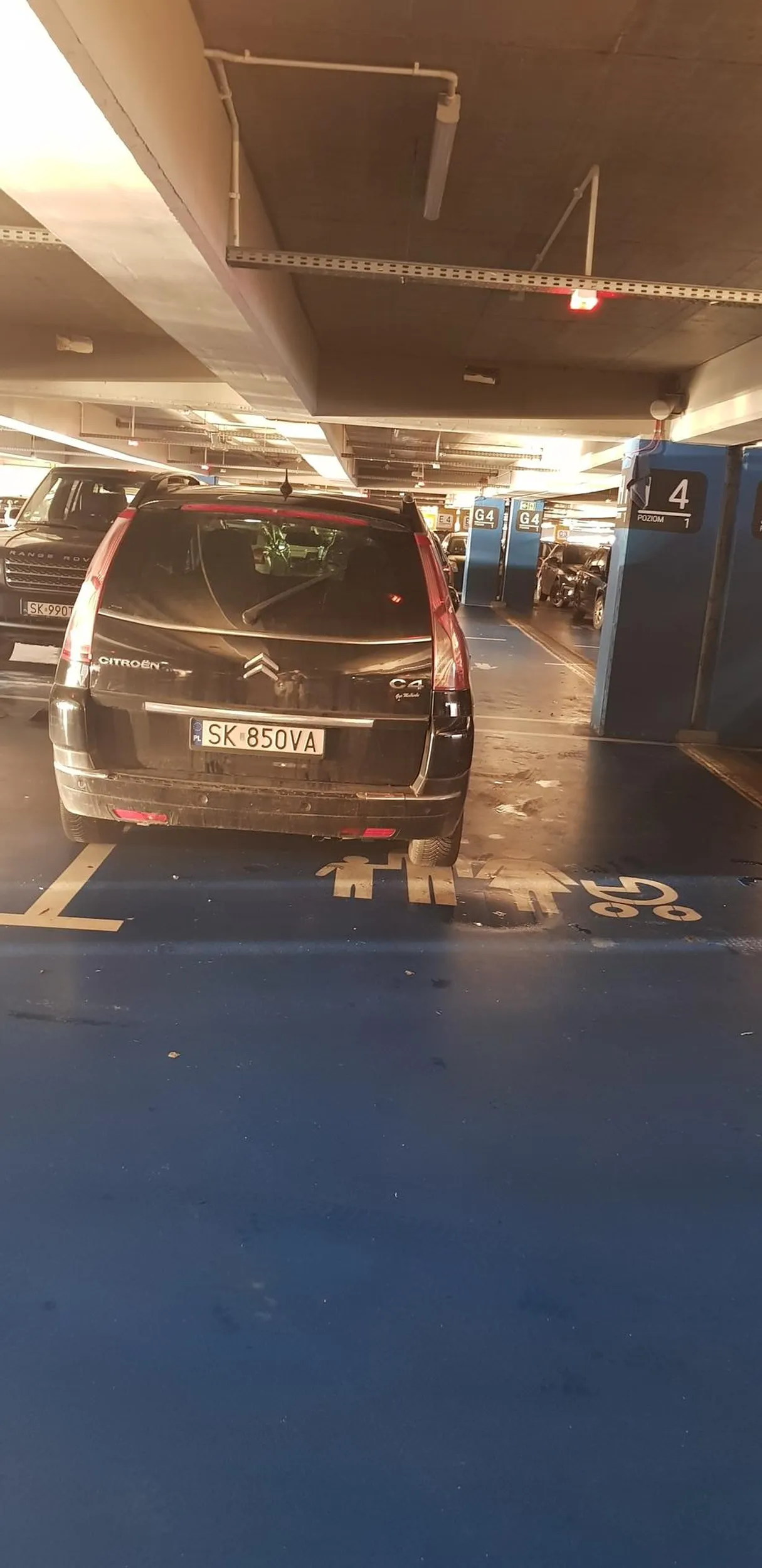 Najwyraźniej tatuś z dzieckiem zostawił jeszcze miejsce dla mamusi z wózkiem.