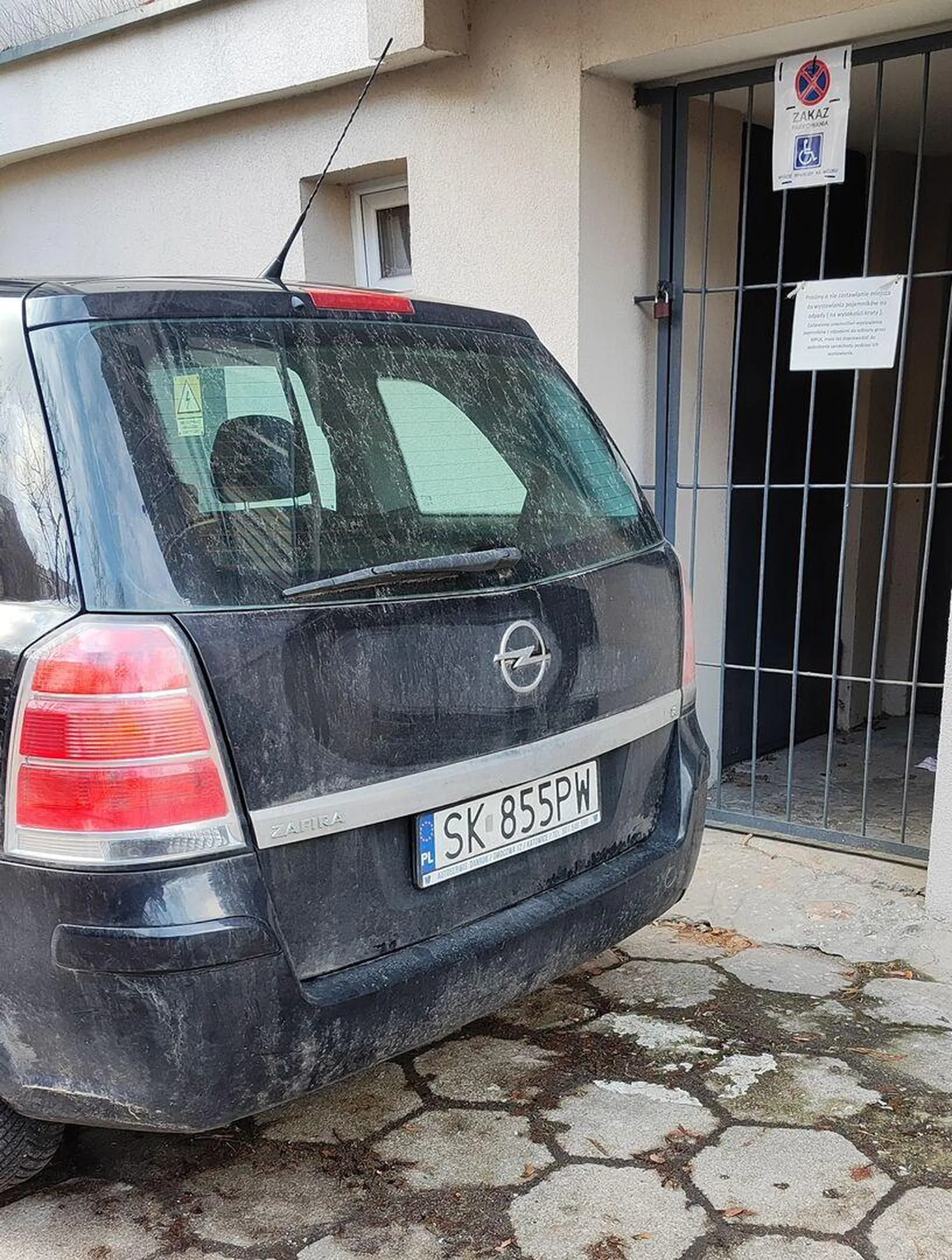 Po co inwalida ma wychodzi z domu, niech go sąsiedzi schodami wynoszą Tak celowo wielki cham znaczy PAN blokuje celowo na osiedlu wyjścia dla inwalidów