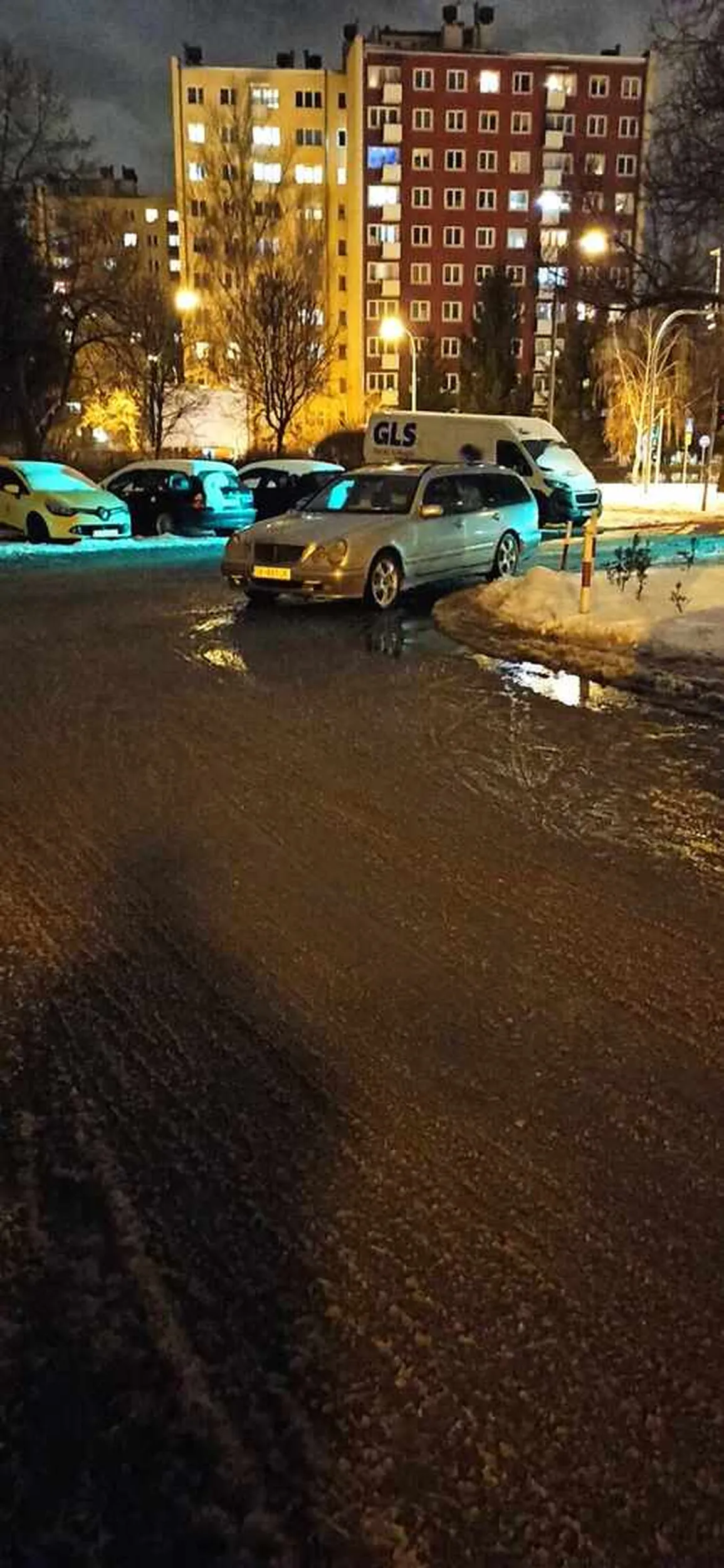 Właściciel samochodu ma w dupie mieszkańców i to żeby zostawić jakąkolwiek możliwość przejazdu. W razie pożaru, brak przejazdu