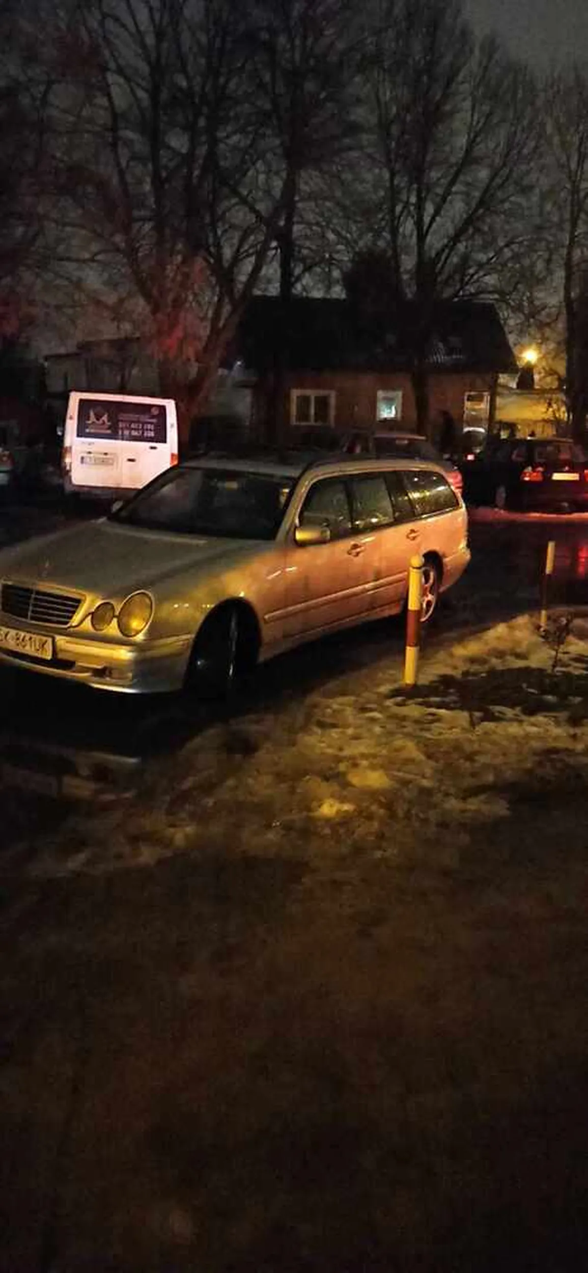 Właściciel samochodu ma w dupie mieszkańców i to żeby zostawić jakąkolwiek możliwość przejazdu. W razie pożaru, brak przejazdu