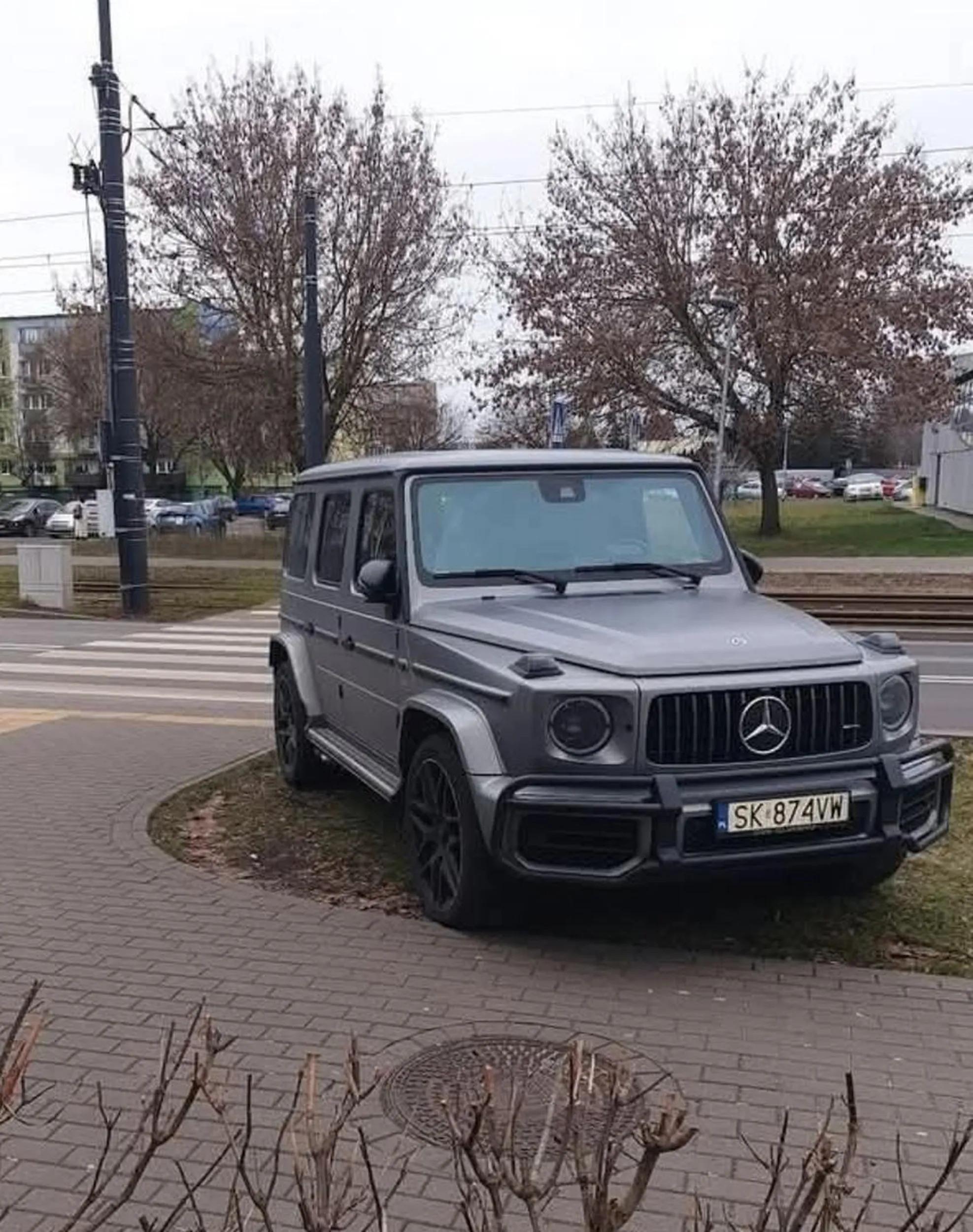 Parkuje na trawie oraz zasłania widoczność na przejściu dla pieszych co może doprowadzić do tragedii.