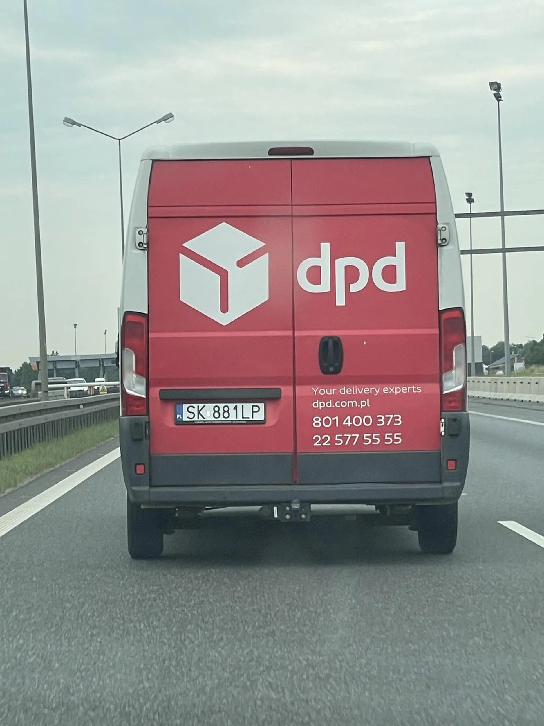 Kompletny kretyn! Na autostradzie A4 zajeżdza drogę z prawego na lewy pas, gwałtownie hamuje. Wolna amerykanka na drodze. Potencjalny morderca! Sprawa zgłoszona do DPD i na policję.