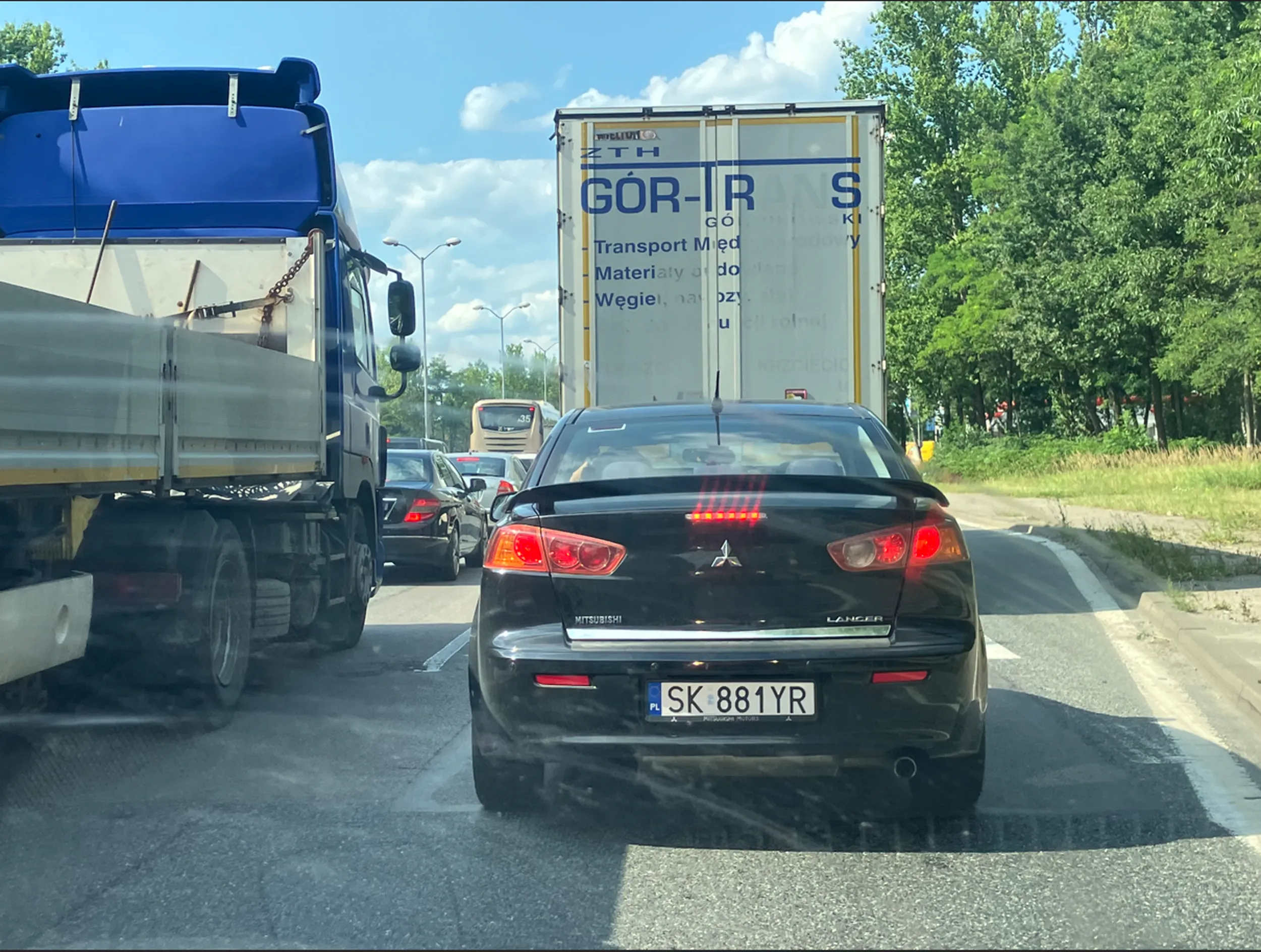 Jezeli chcesz jezdzic wsrod cywilizowanych ludzi, naucz sie zasad poruszania po drodze i jazdy na suwak. Burak w korku przykleil sie do ciezarowki mysli ze na miejscu bedzie szybciej jesli nie wpusci samochodu na koncu pasu dojazdowego. Wiesniaku nie bedziesz XD sloma z butow ci wystaje.