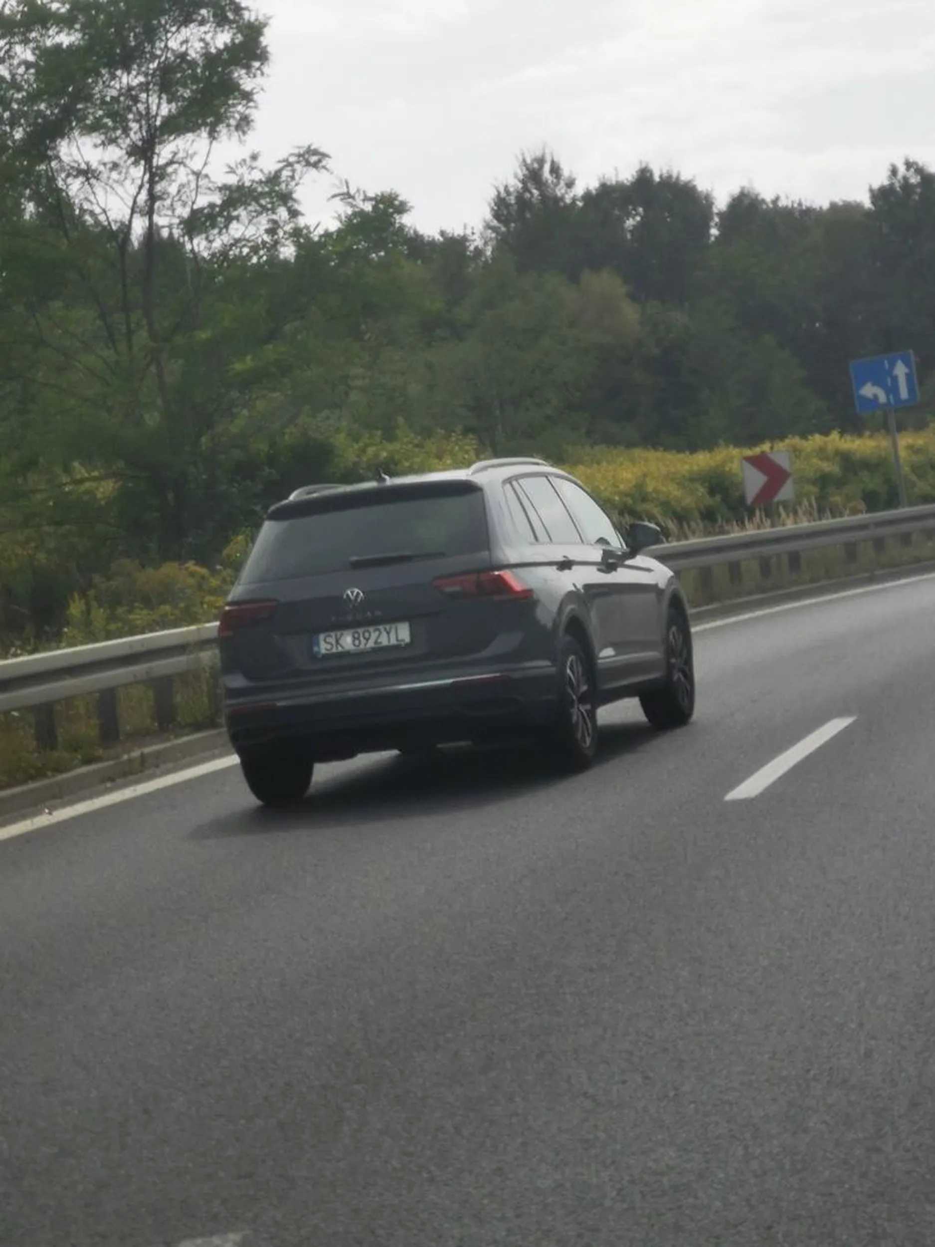 Chłop. Jeździ z kamerka nagrywa innych a sam zadupia pasem bezpieczeństwa przyspiesza jak ktoś chce Mienić pas. Starszy pan a kanalja