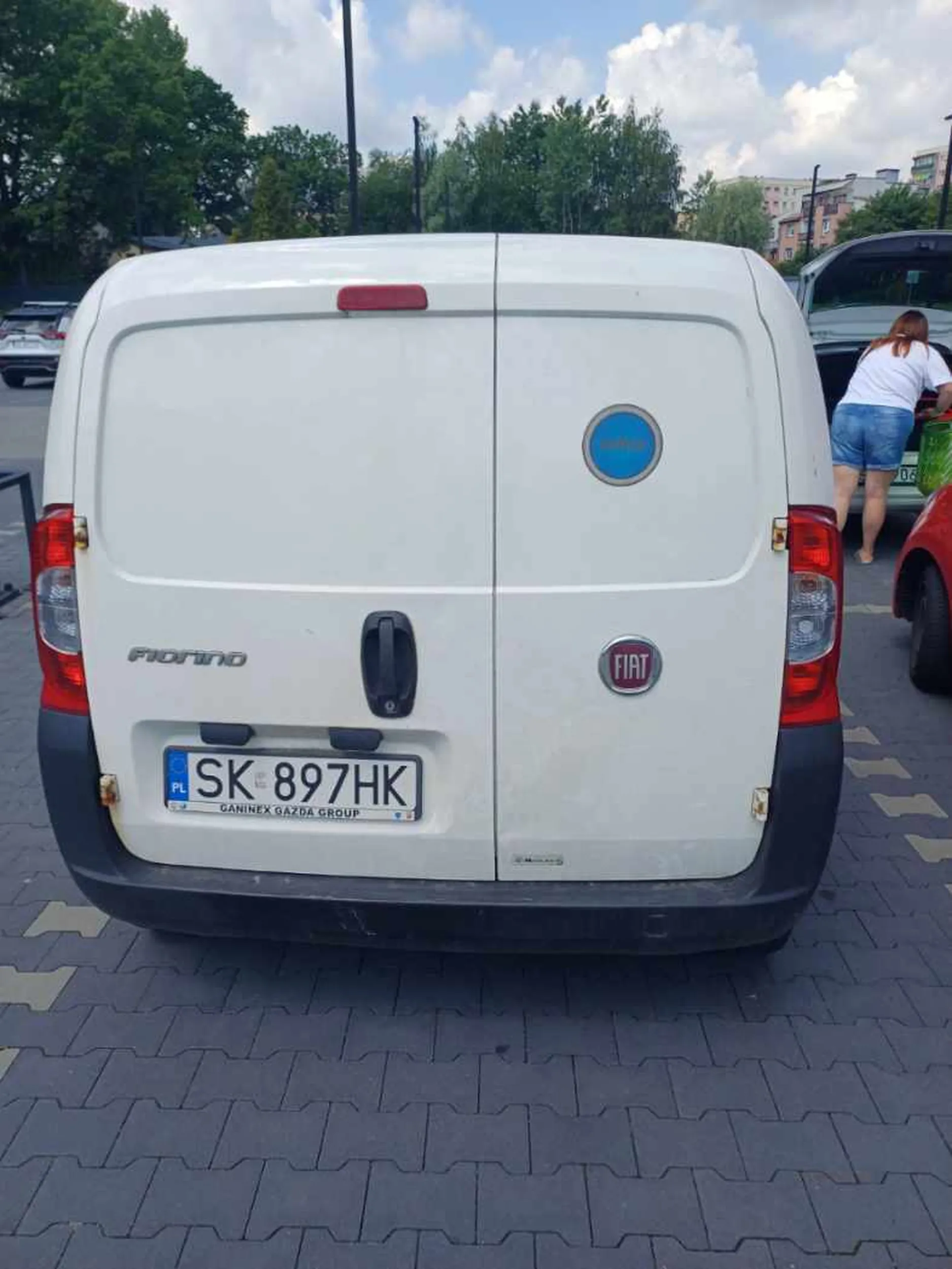 Kierowca uderzył w przód samochodu i odjechał z parkingu.