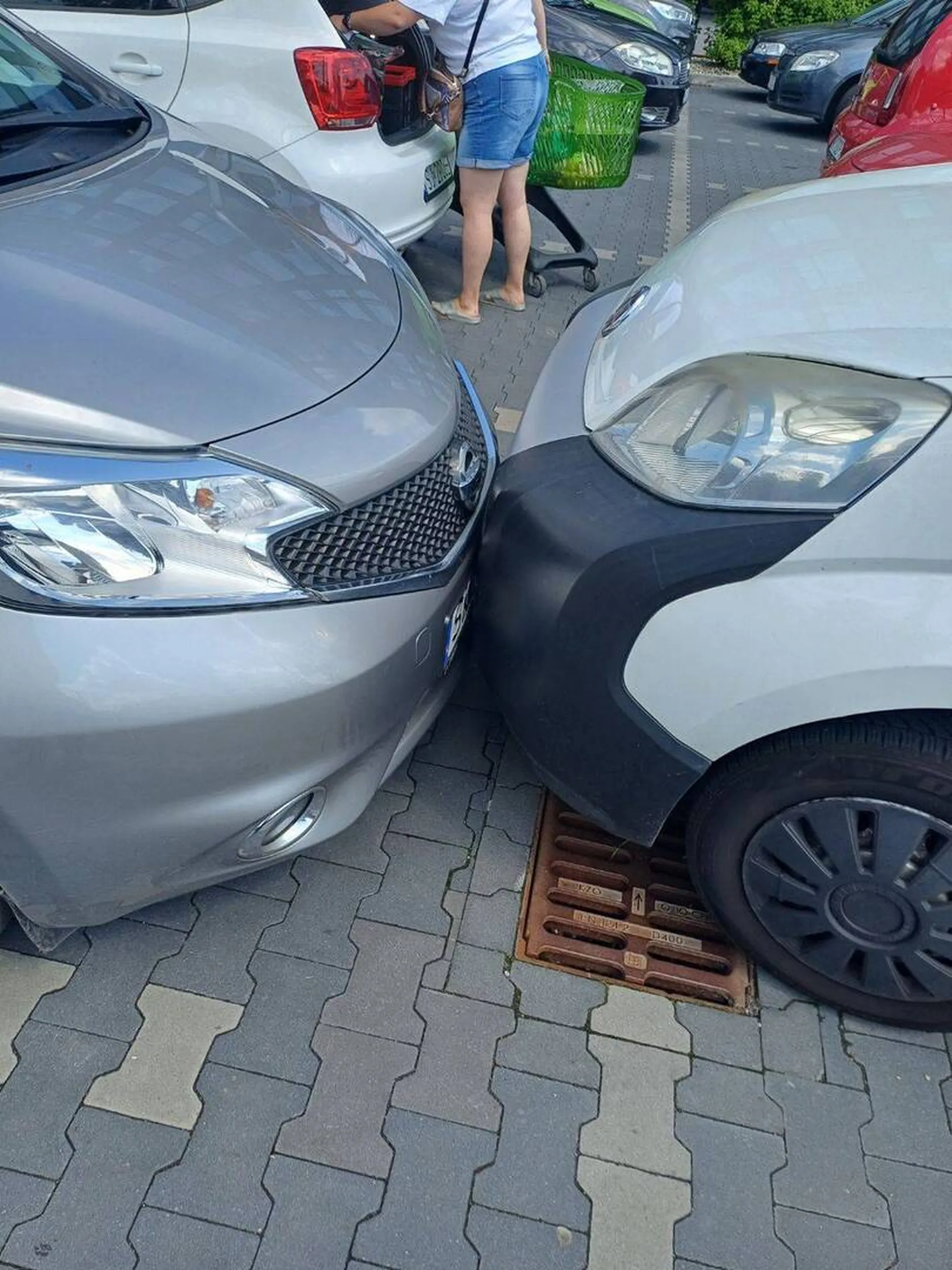 Kierowca uderzył w przód samochodu i odjechał z parkingu.