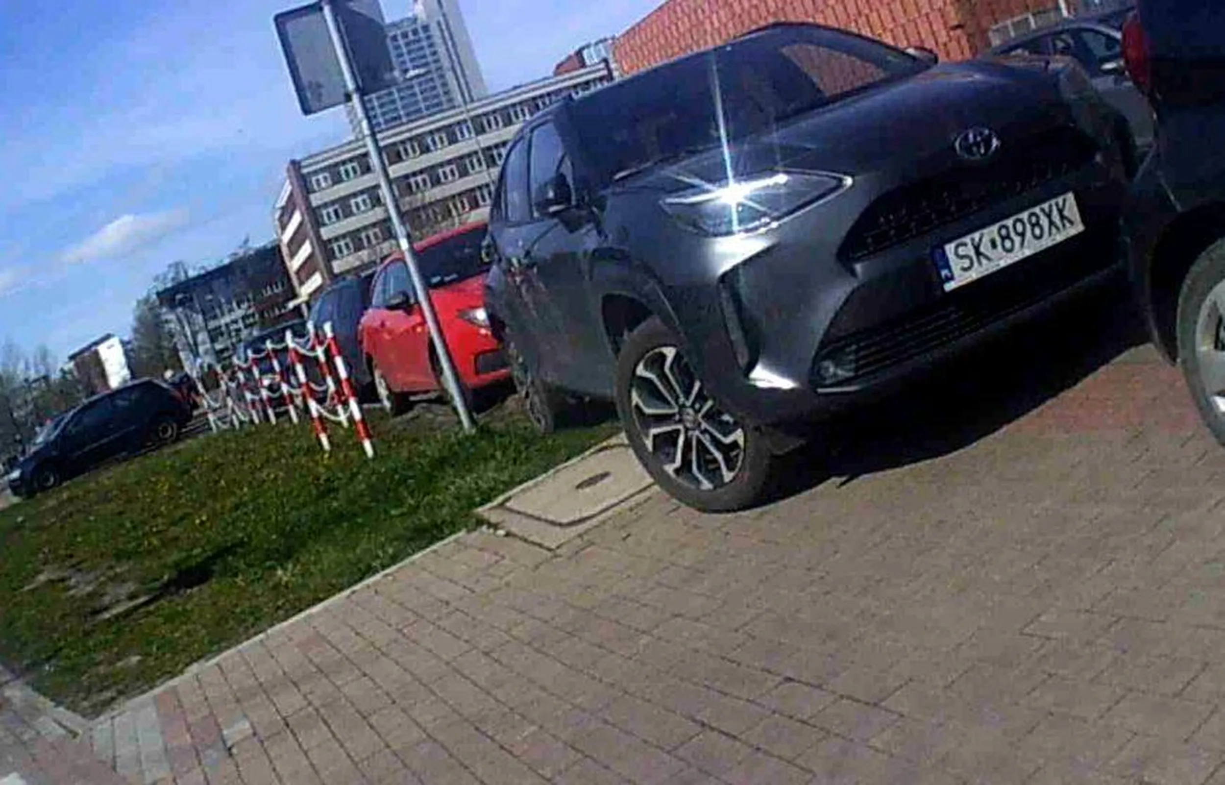 tak się parkuje cały dzień na przejściu dla pieszych, bo wielki cham, znaczy pan nie będzie płacił 10 zł za parking jak inni na to pieniędzy gołodupiec nie ma więc przepisy i zasady go nie obchodzą bo jest sprytniejszy jak reszta głupków którzy uczciwie płacą i uczciwie nie utrudniają życia innym.