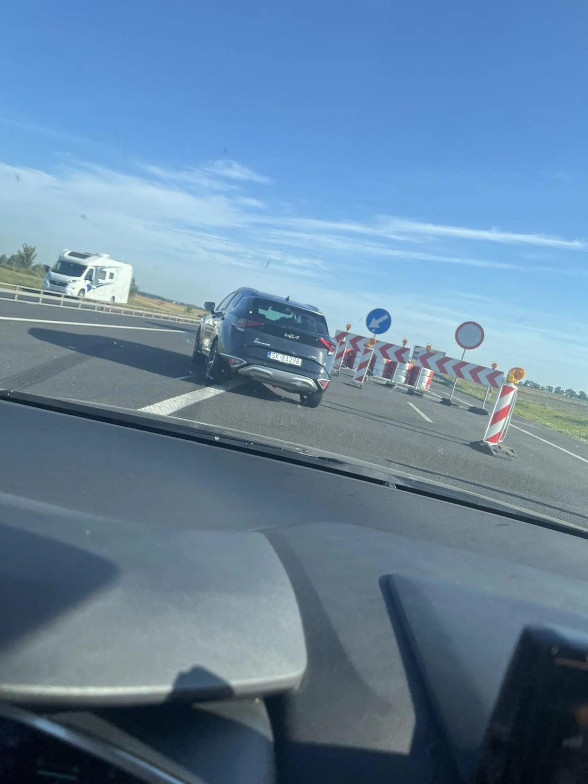Kierowca bardzo niecierpliwy, w korku na autostradzie wyprzedza pasem awaryjnym po czym na chama zjeżdża na pas ruchu prawie powodując stłuczkę… nie wiem co trzeba mieć w głowie zeby robić takie rzeczy w dobie kamerek i telefonów. Gdyby nie żona w ciąży na siedzeniu pasażera to byśmy sobie wyjaśnili tą sytuacje najpierw osobiscie a potem z odpowiednimi służbami.
