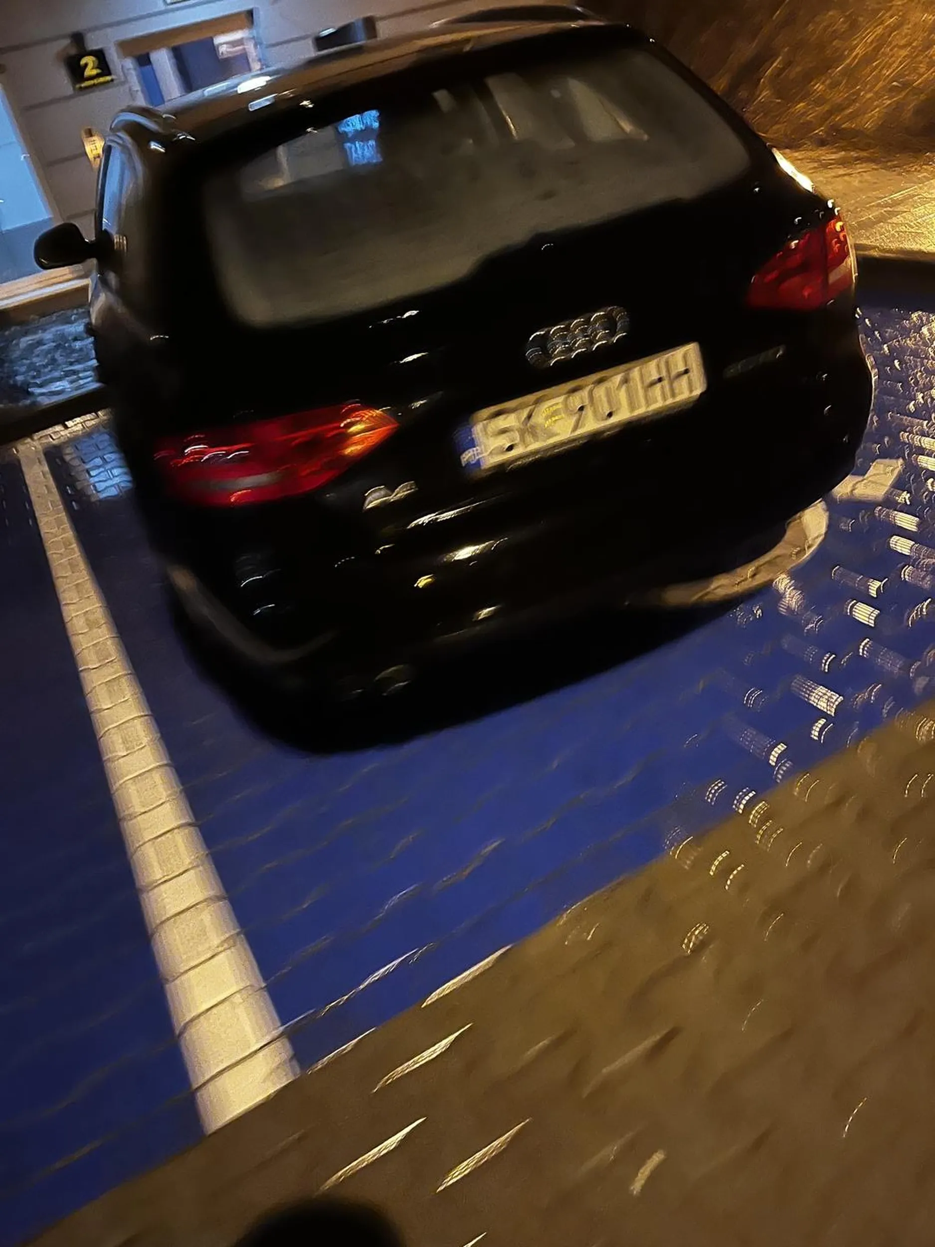 Pani tak przeszkadzał deszcz, że zapomniała, że nogi ma całkiem sprawne, zezwolenia do parkowania w tym miejscu też pewnie tylko zapomniała. Takim osobom nie szanującą innych życzymy wszystkiego co najgorsze.