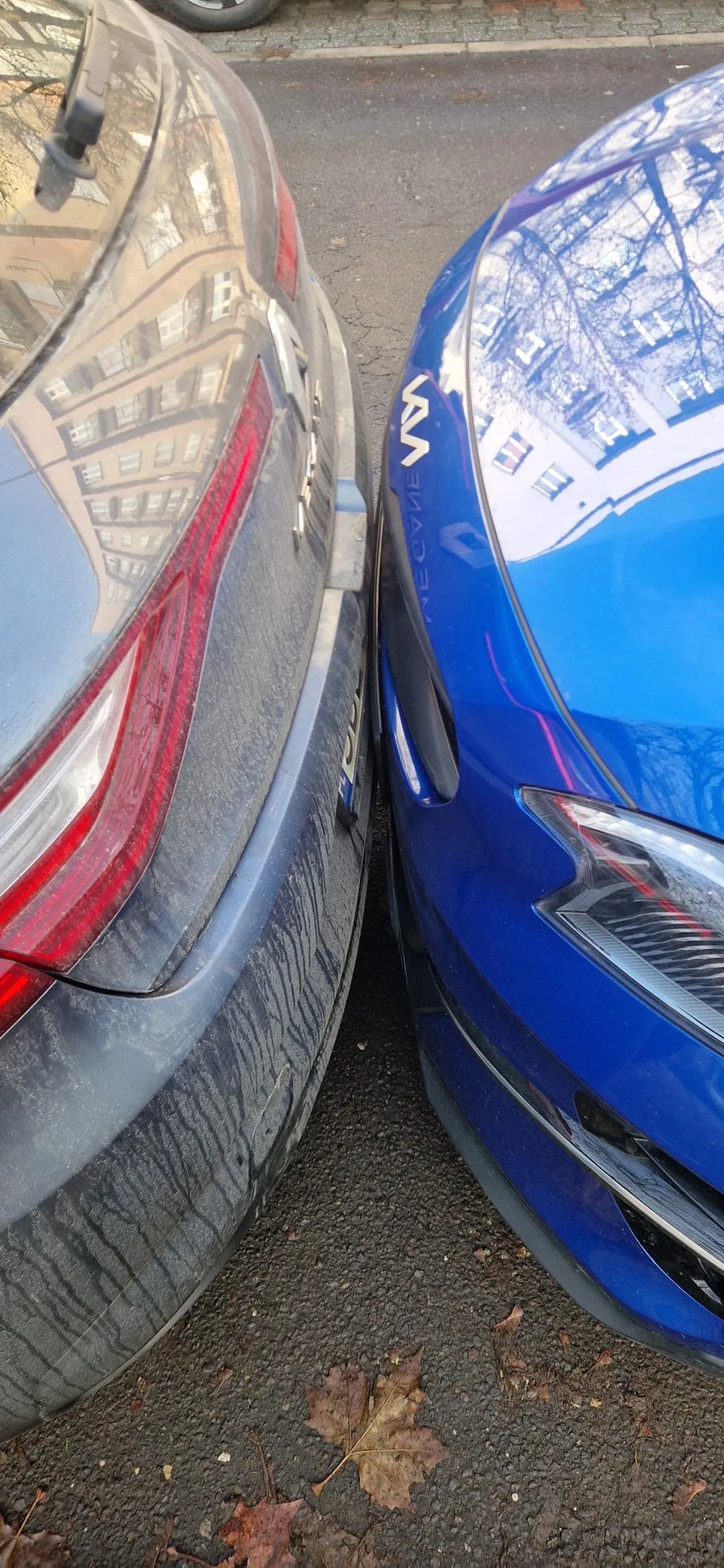 Gratuluje umiejętności parkowania na zderzaku, widać pierwsze śniegi przymroził komuś mózg.