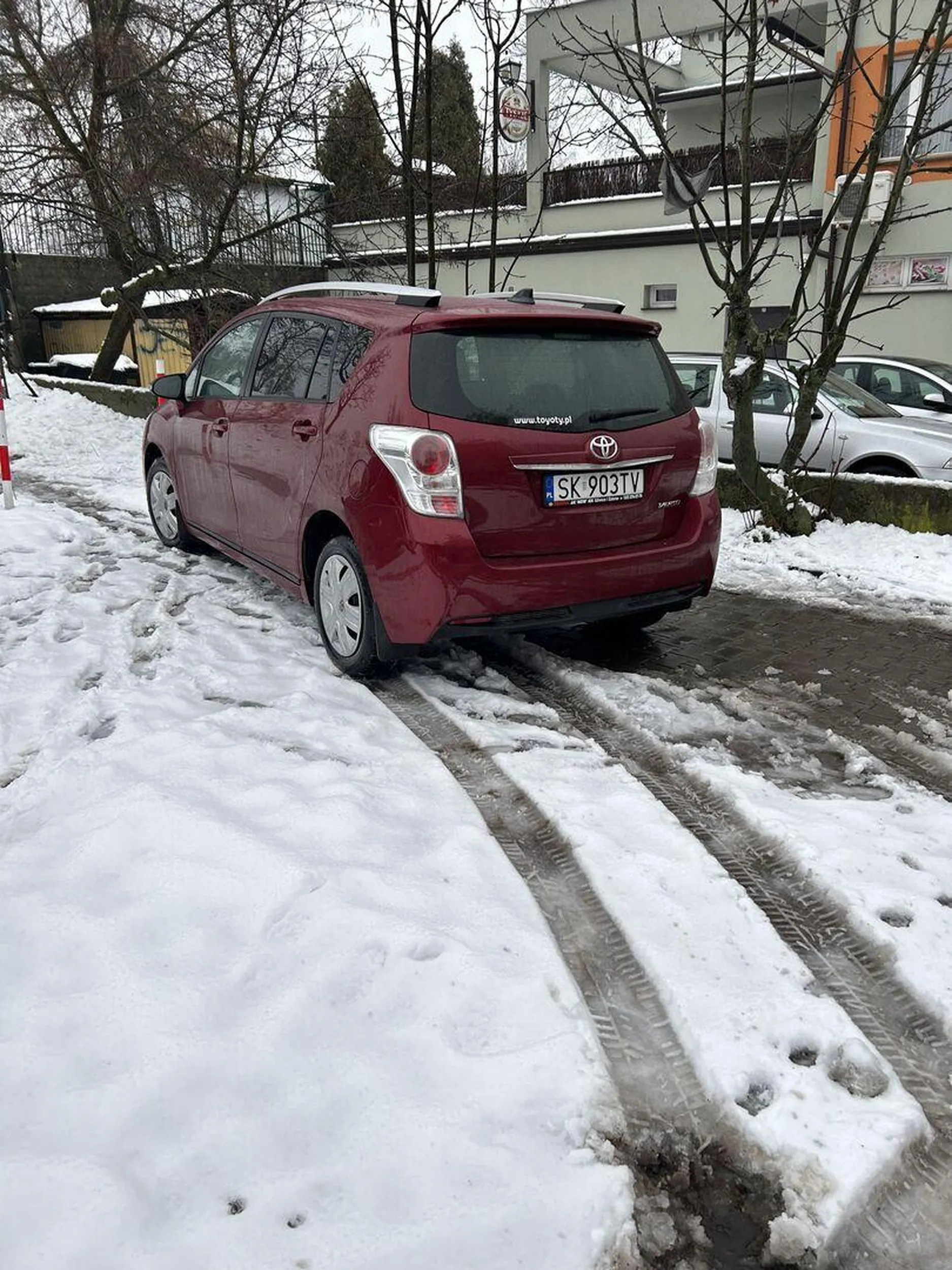 Wigilia, czas świąteczny, nastrój miłości, uprzejmości i wzajemnego szacunku, a gość w Toyocie nie dość, że wcisnał się wcześniej przed parkujący samochód, to w dodatku zaparkował na chodniku (jak widać na zdjęciu). Na zwrócenie uwagi o jego dość chamskim zachowaniu, gość szyderczo się uśmiechnął i życzył wesołych świąt. Sądząc po trzymanym w jego ręku prezencie, poszedł pewnie składać świąteczne życzenia pełne obłudy. Powiedzieć, że to kawał s****syna - to nic nie powiedzieć...
