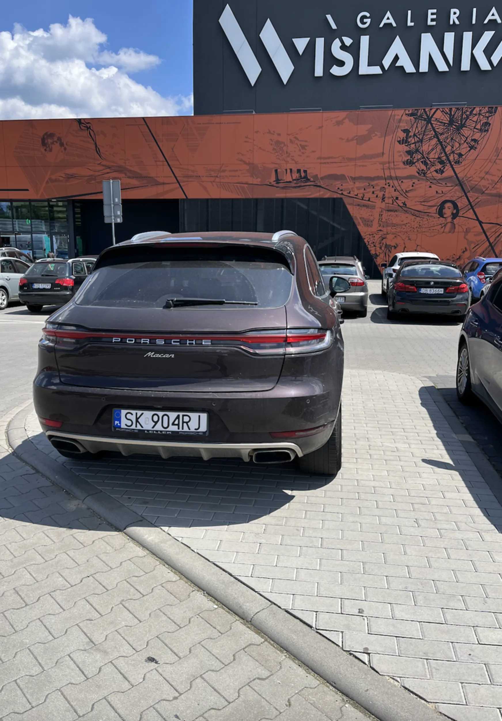 Naprawdę tak ciężko zaparkować na miejscu do tego przeznaczonym? Dosłownie 5 metrów dalej była połowa parkingu pusta. Idealny przykład jak pieniądze i potrzeba pokazania się ryje głowę.