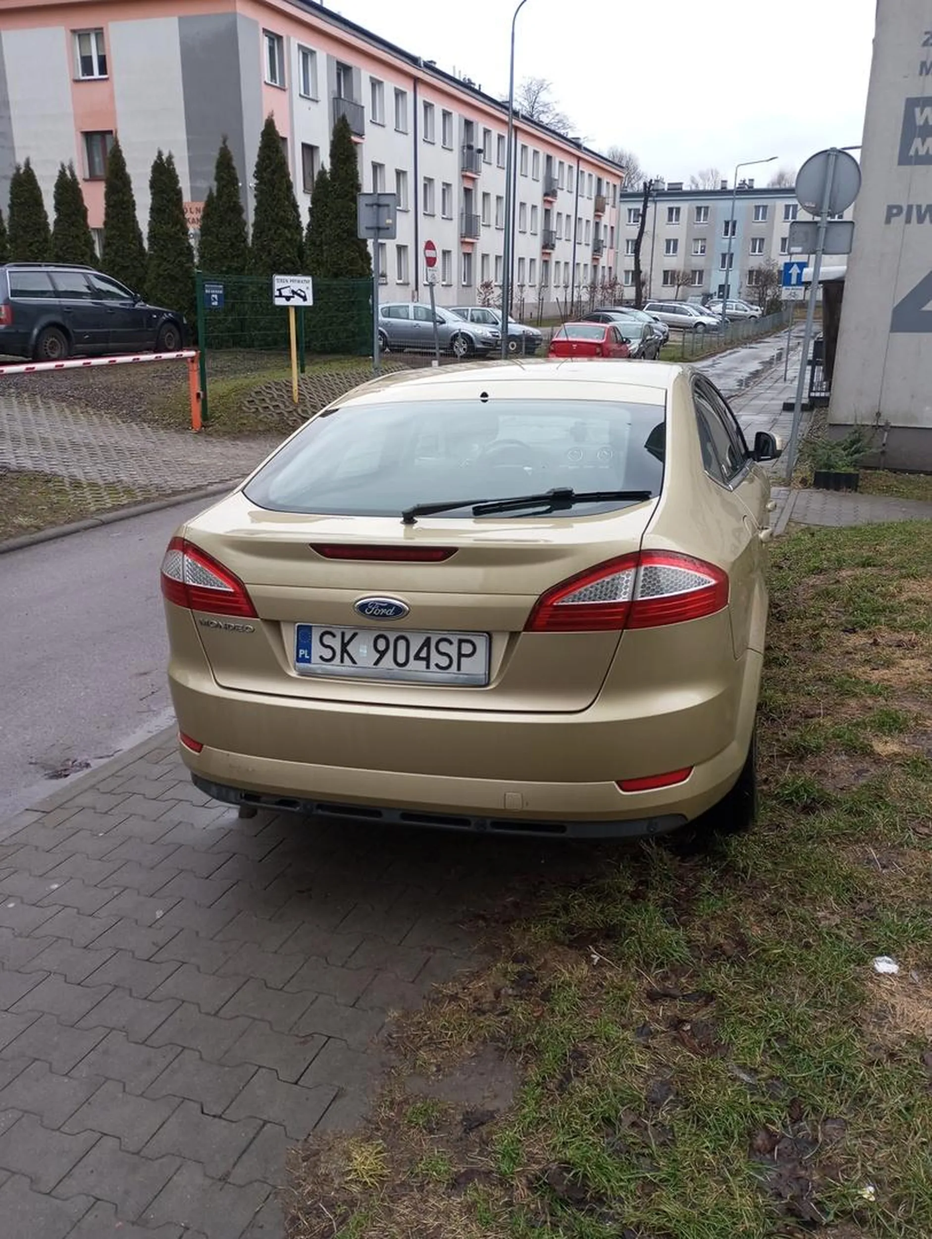 Nie dość, że na całej szerokości chodnika stoi, to jeszcze na trawniku. Naucz się chamie parkować