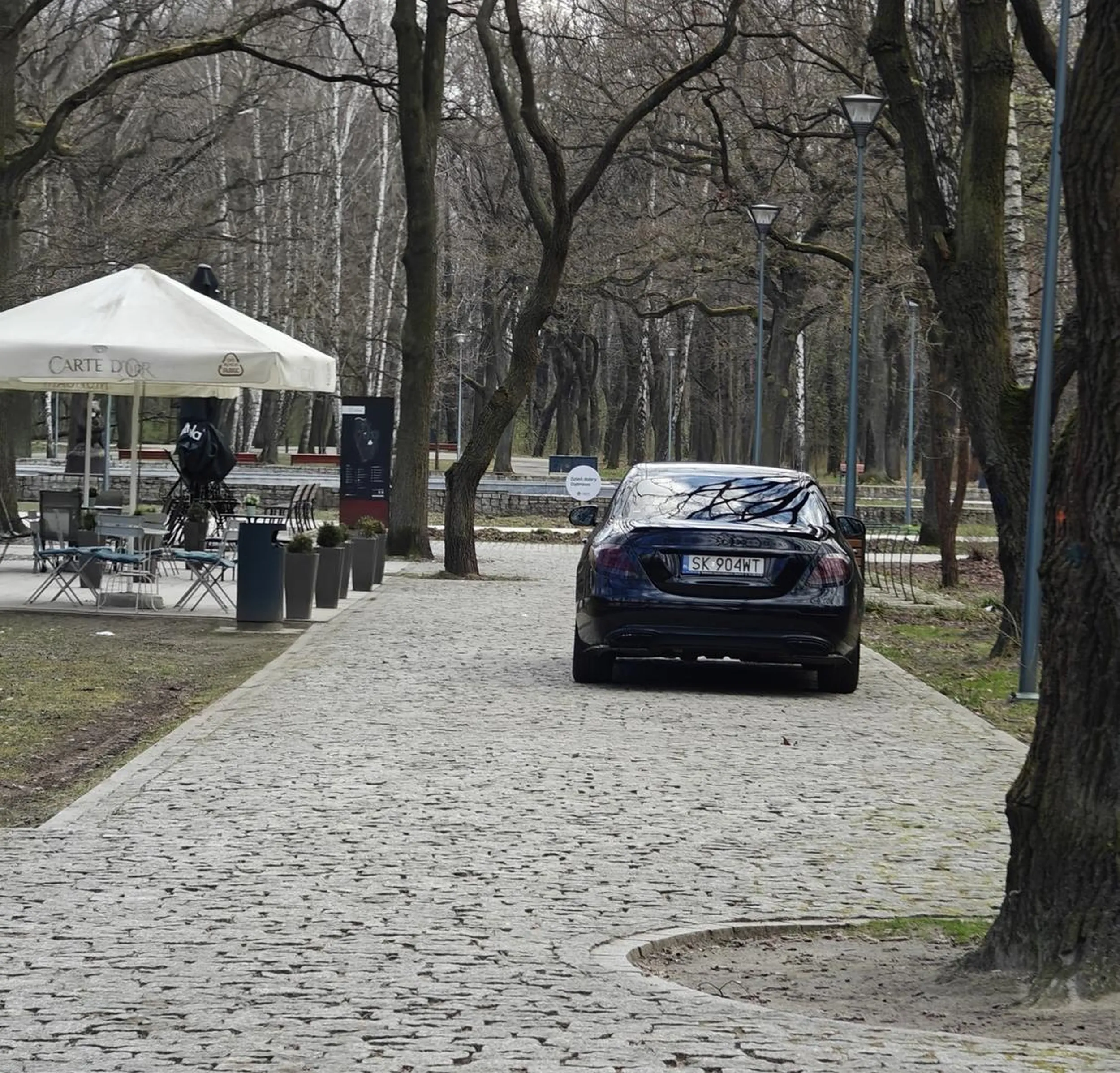 Kolejny burak, który jakby tylko mógł to by pod samo okienko podjechał...