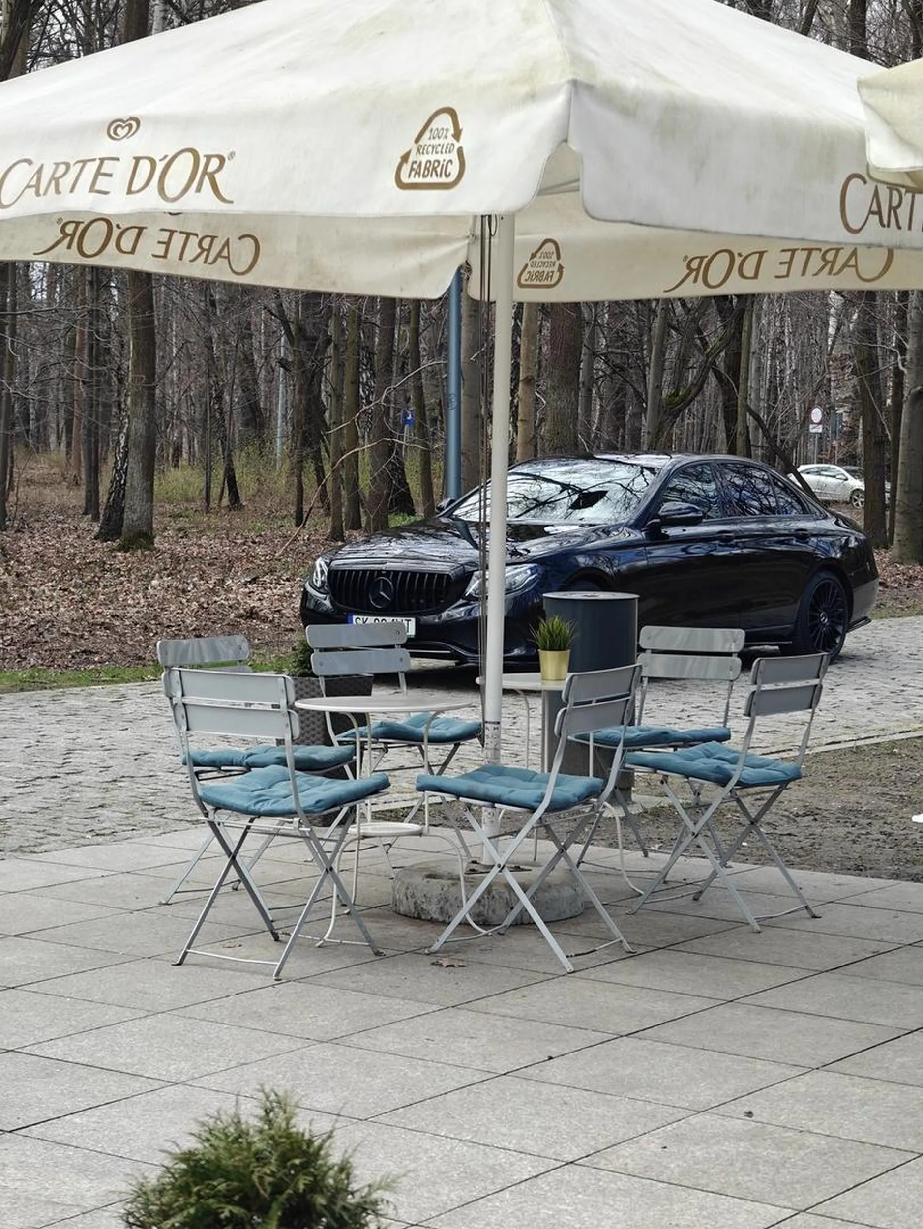 Kolejny burak, który jakby tylko mógł to by pod samo okienko podjechał...