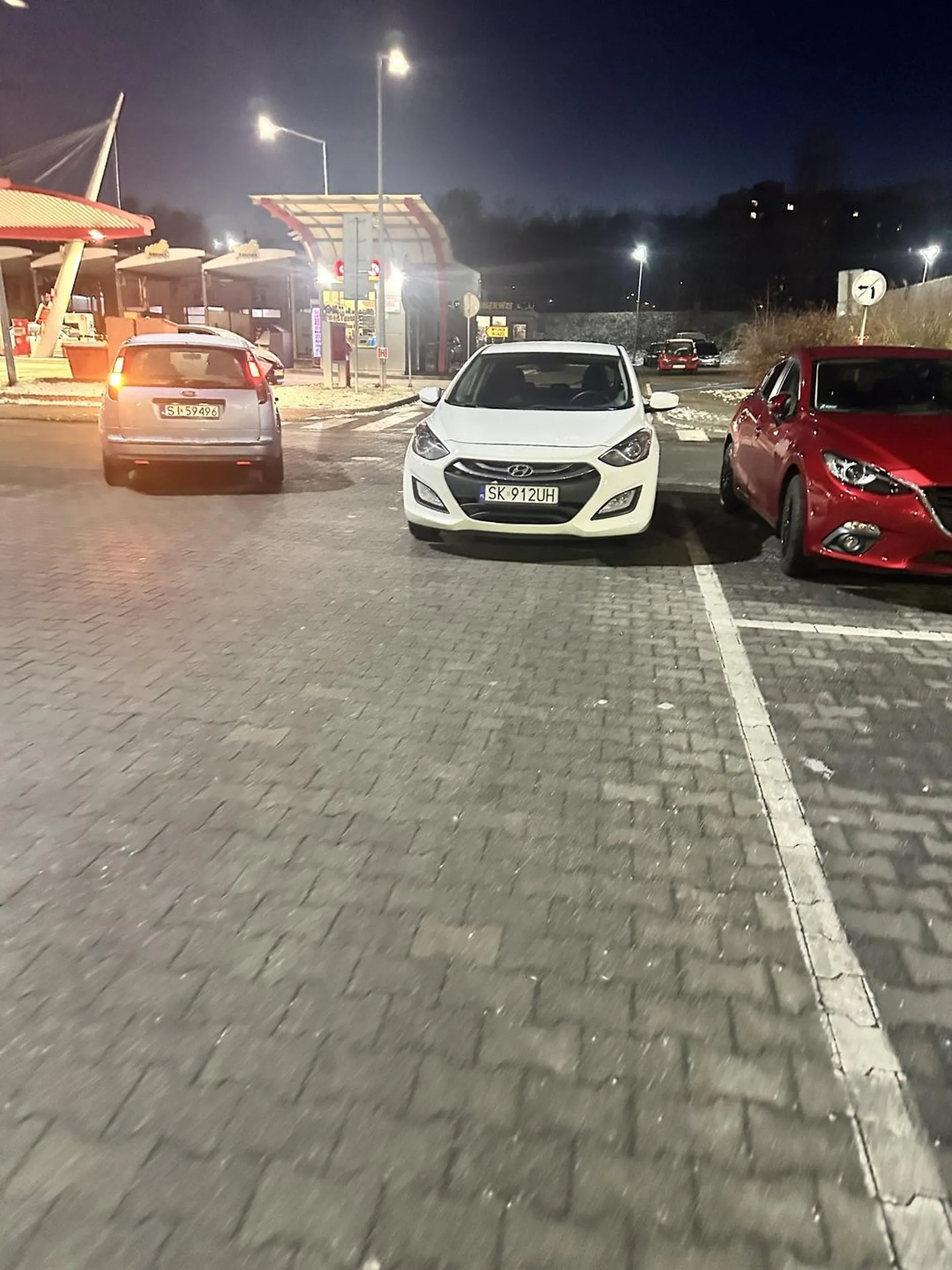 Jeżdżę na ponad 10 lat na zakupy w to miejsce i NIGDY nie widziałem takiego idiotyzmu! Jak można zaparkować na drodze, kiedy cały parking jest pusty?! Gdzie Ty masz rozum?!