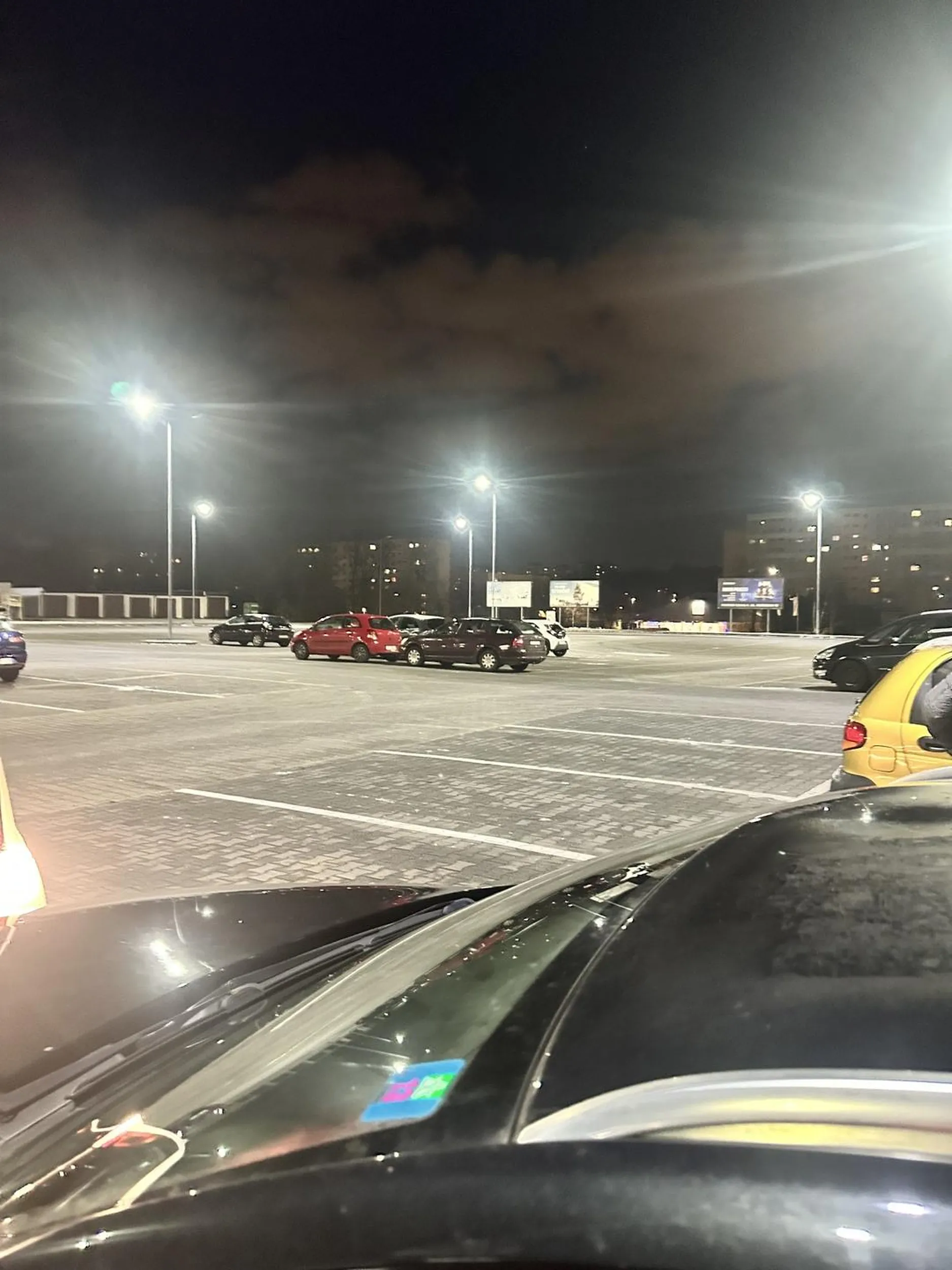 Jeżdżę na ponad 10 lat na zakupy w to miejsce i NIGDY nie widziałem takiego idiotyzmu! Jak można zaparkować na drodze, kiedy cały parking jest pusty?! Gdzie Ty masz rozum?!