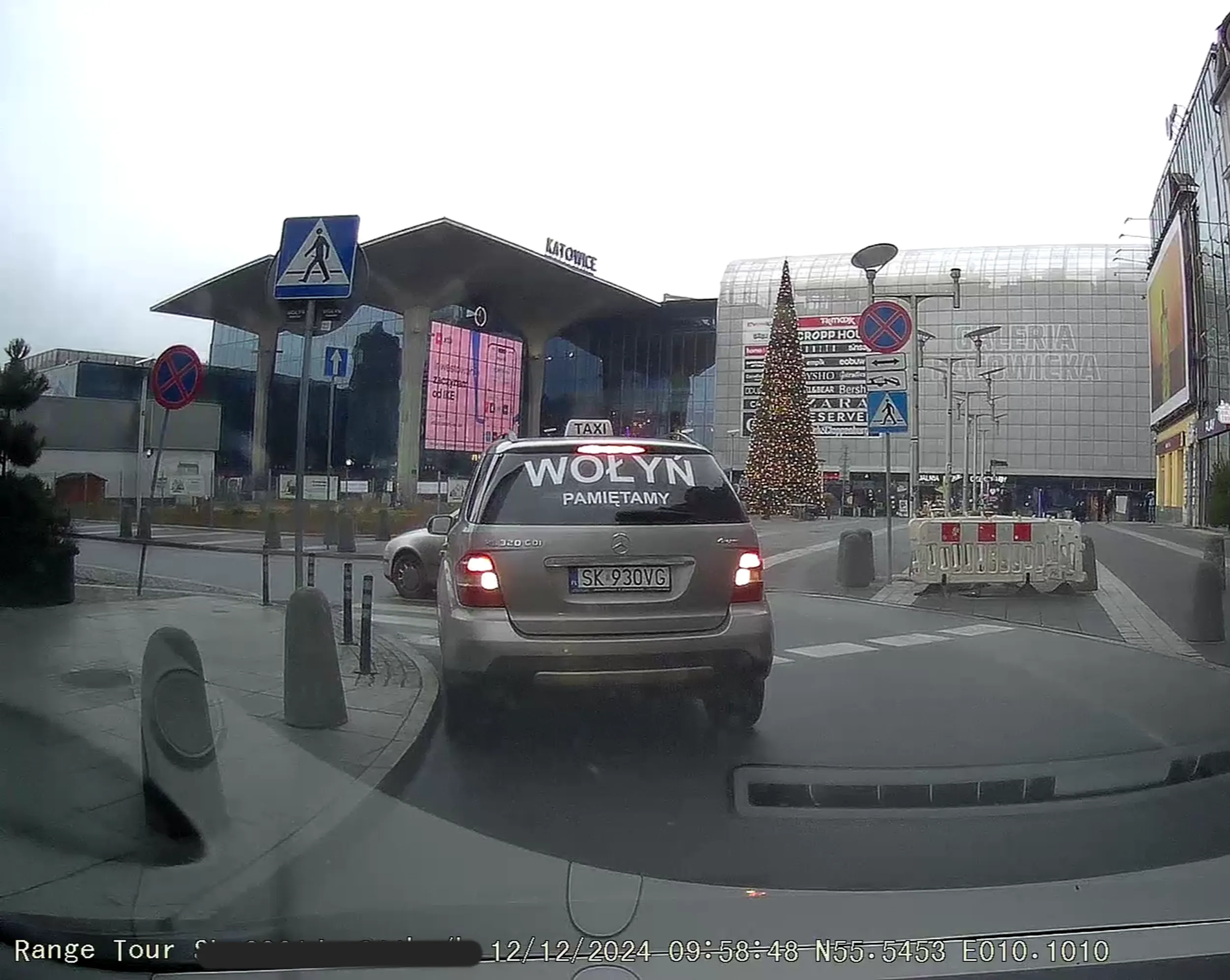 Cofanie na jednokierunkowej. Wulgarne odzywki po zwróceniu uwagi. Śliski typ. Podobno wozi w aucie broń na śrut więc uważać na jełopa