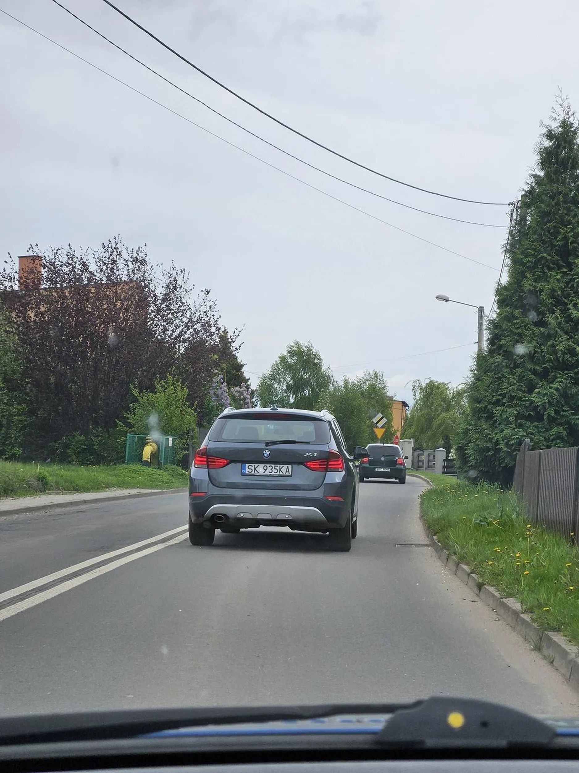 Wyrzuca peta za szybe, ha tfu!