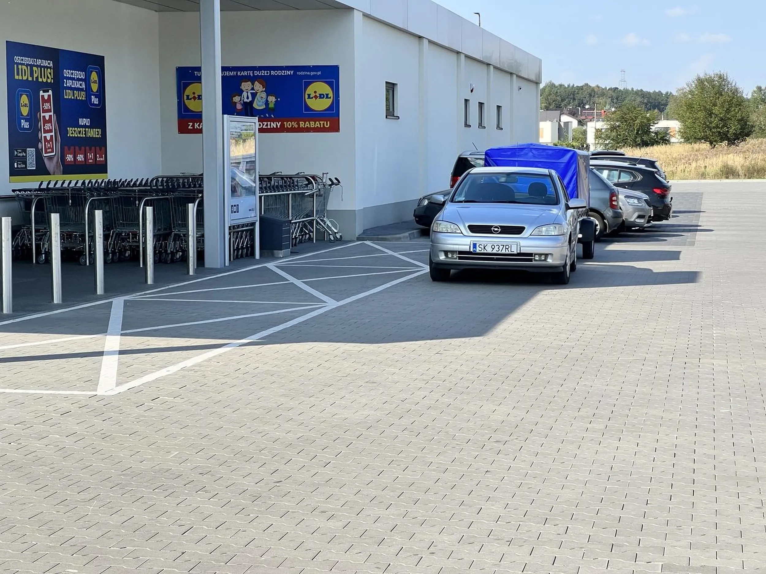 Następnym razem proponuję wjechać do środka sklepu. Pusty parking